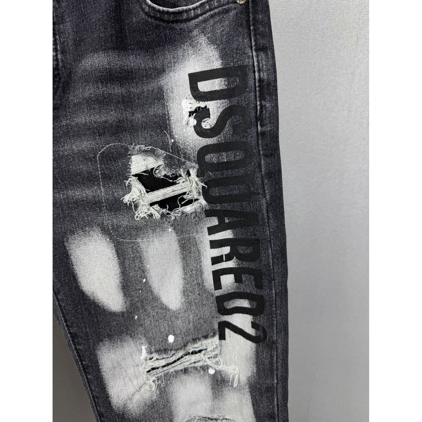 <p>DSQUARED2 字母印花情侣款水洗弹力牛仔裤&nbsp;</p>