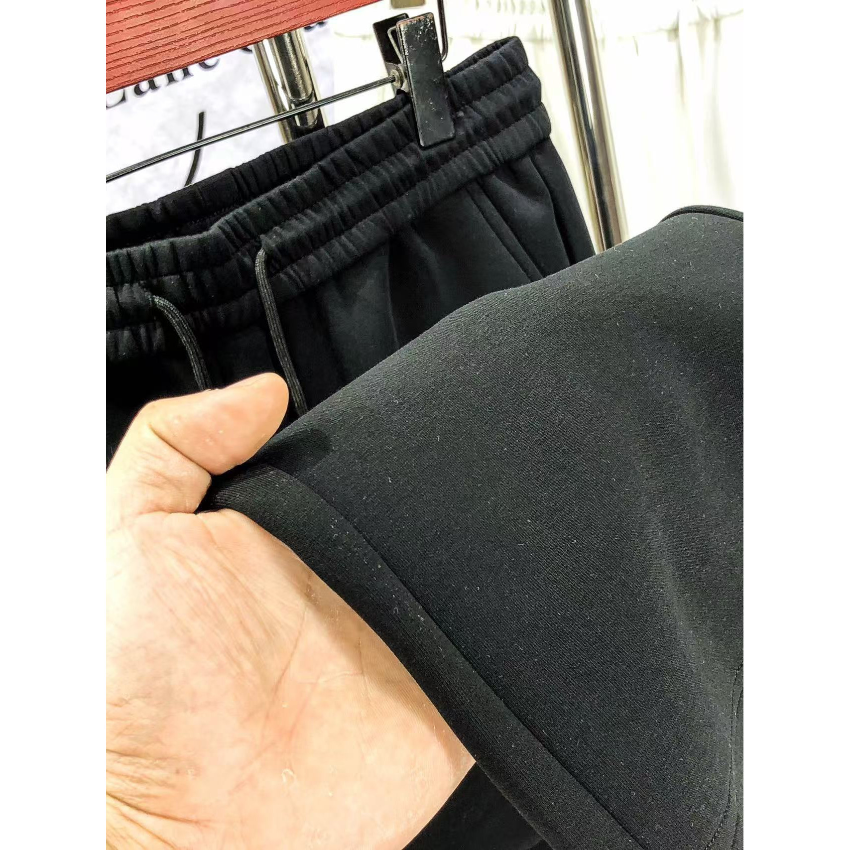 <p>LOEWE&nbsp;高品质时尚休闲裤(782974)</p>