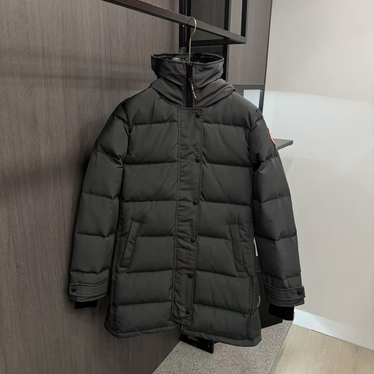 <p>Canada Goose Shelburn*派克大衣羽绒服(灰色紅標)</p>
