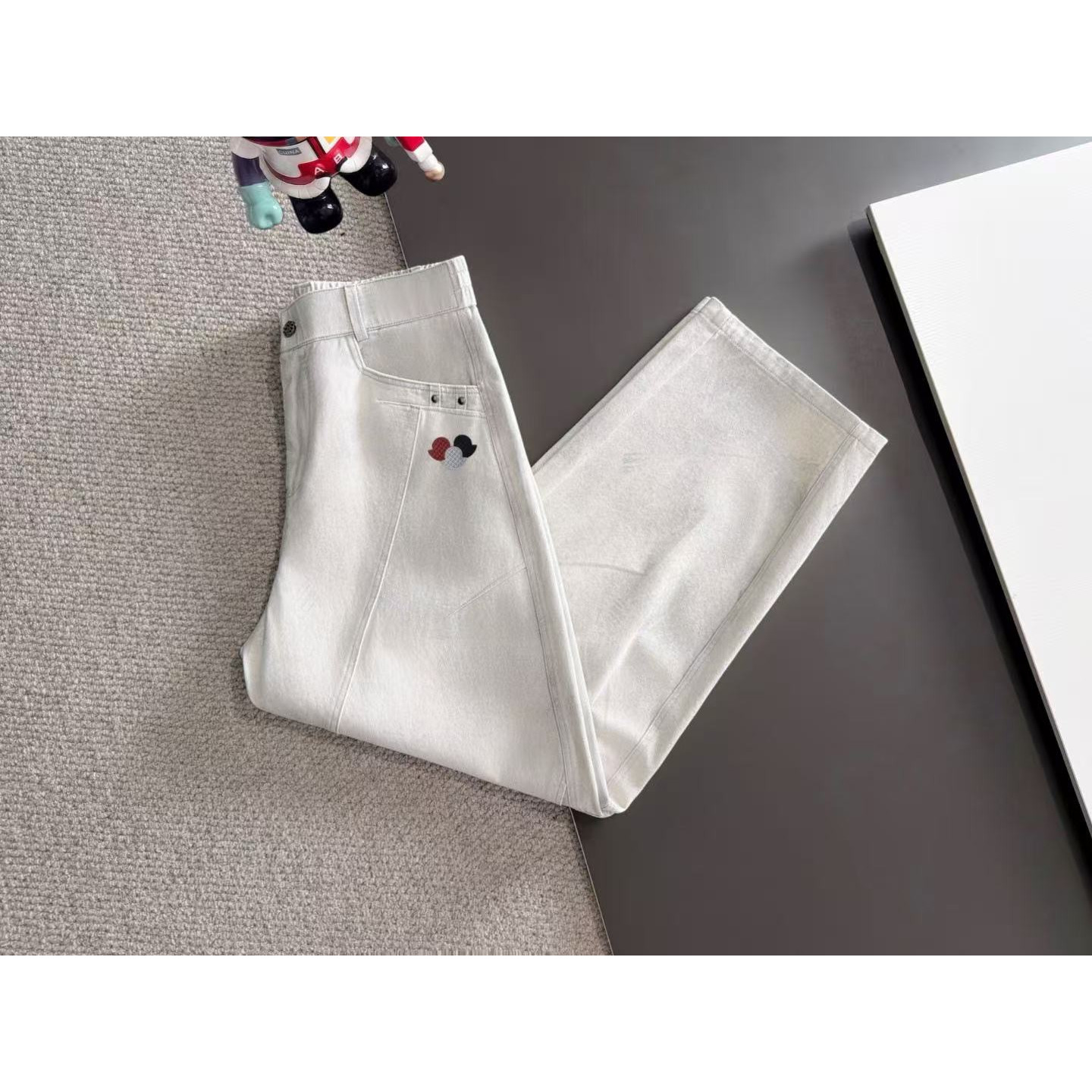 <p>MONCLER&nbsp;秋冬新款松紧带休闲裤(白)</p>
