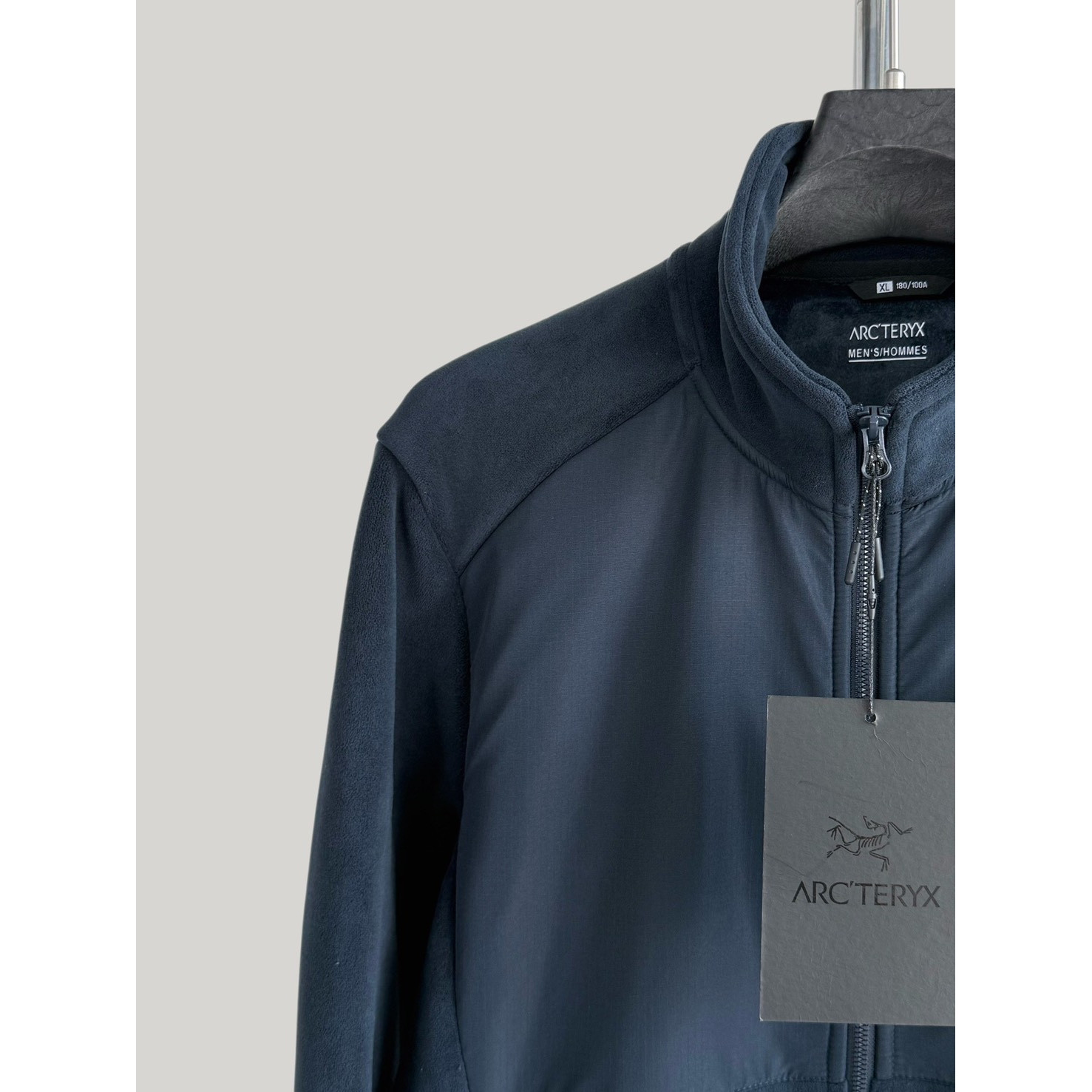 <p>Arc'teryx 手抓绒款外套(藏青)</p>