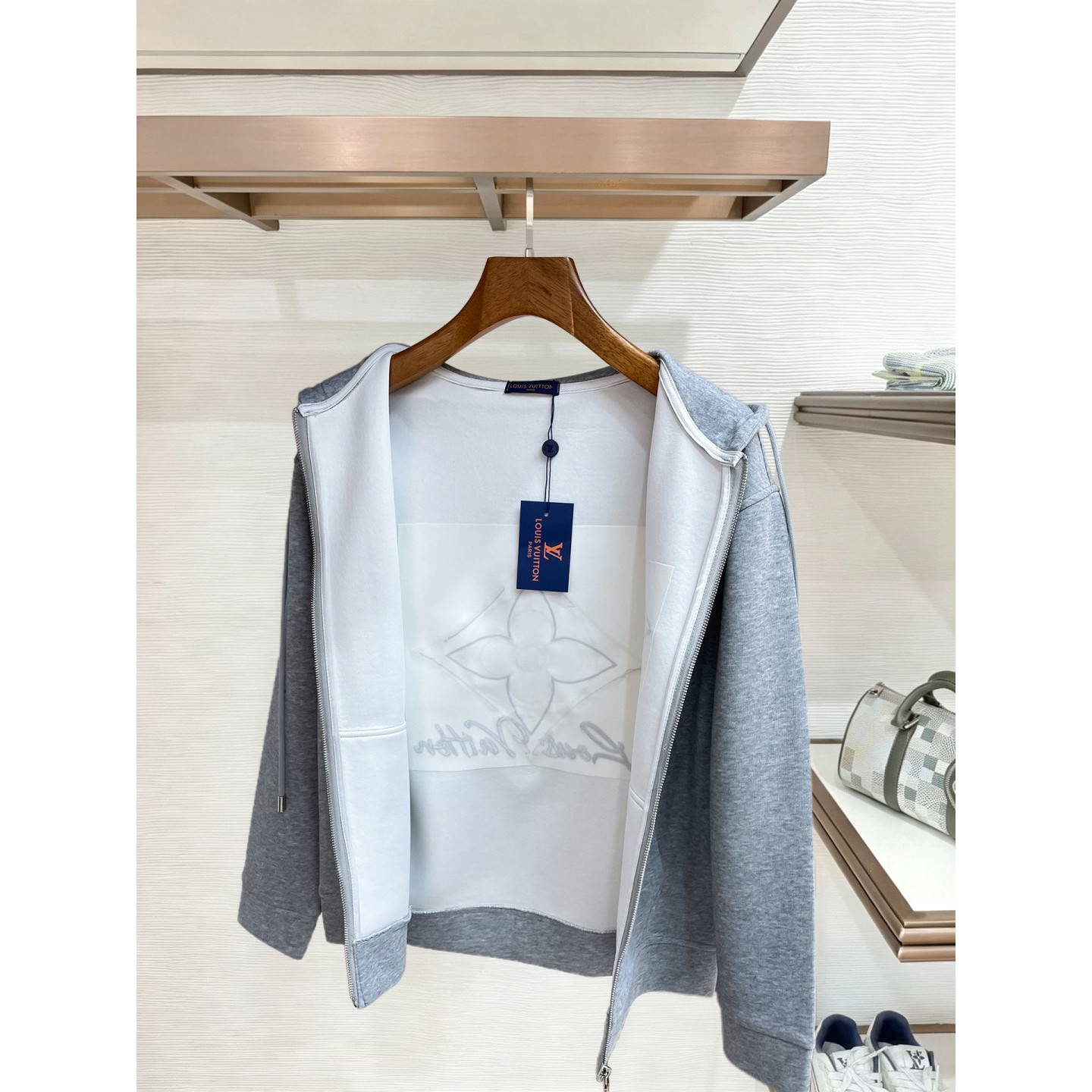 <p>LV 精品外套(灰)</p>
