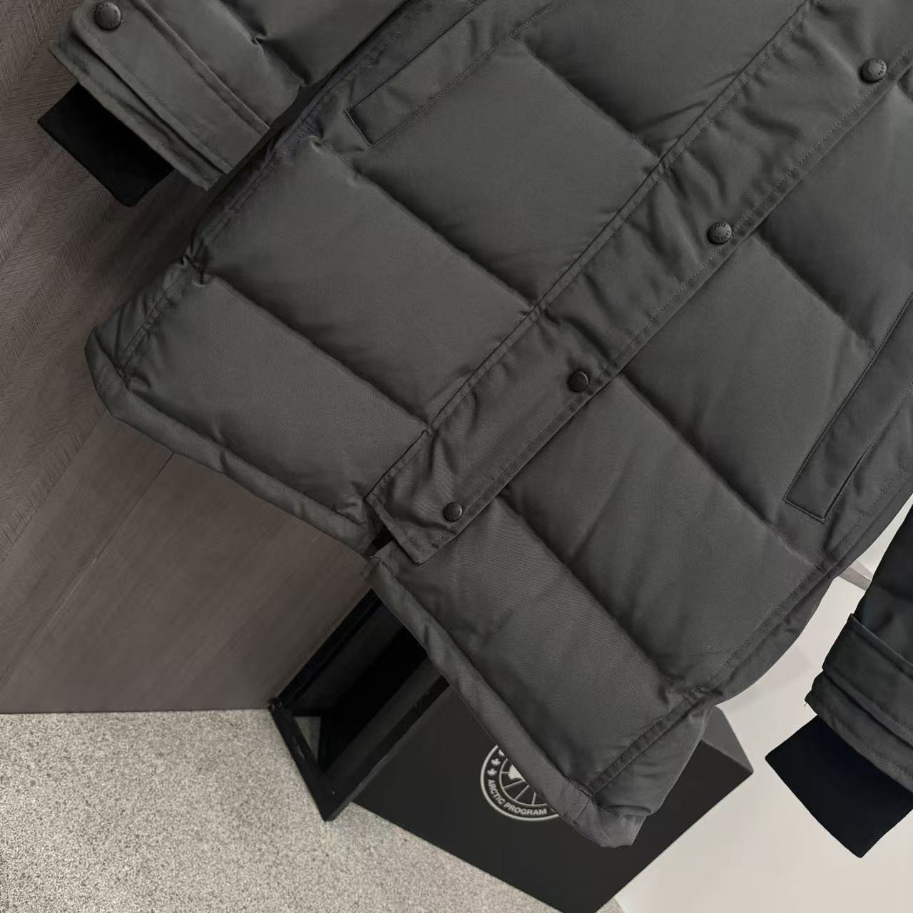 <p>Canada Goose Shelburn*派克大衣羽绒服(灰色紅標)</p>