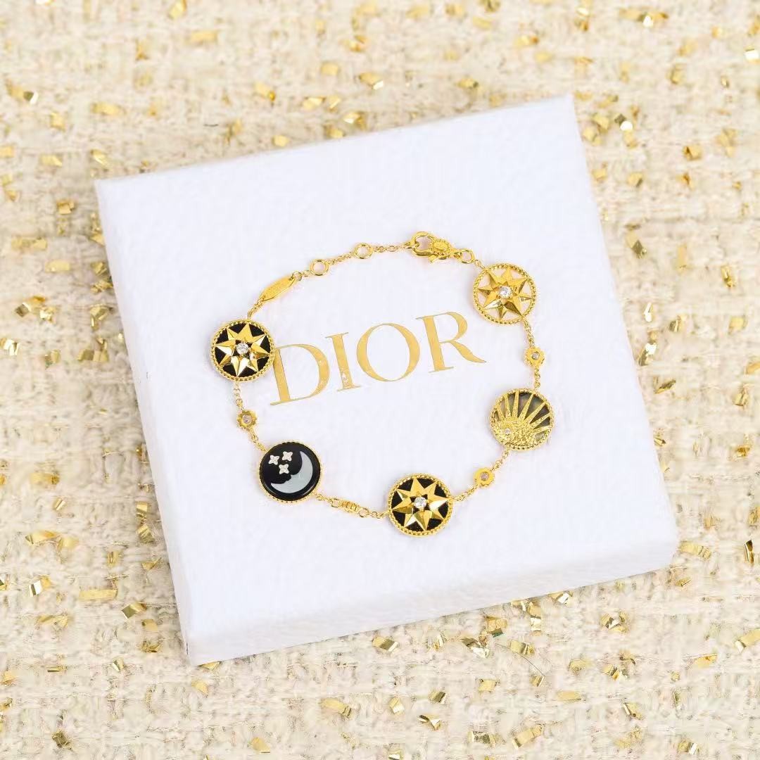 <p>DIOR&nbsp;日月星辰五花手链</p>