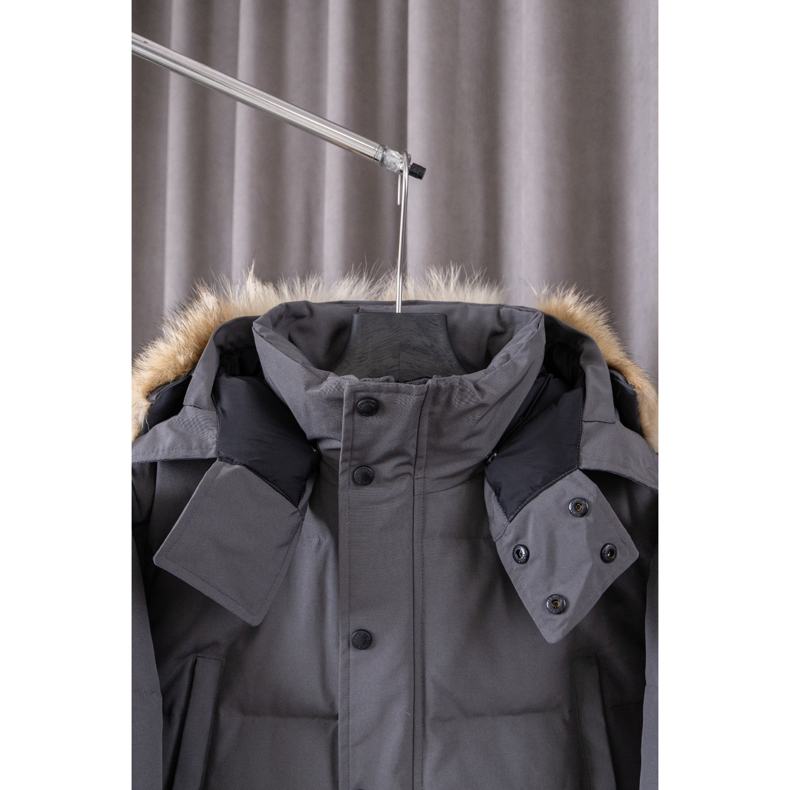<p>Canada Goose 顶级狼毛Wyndham 2048M &nbsp;29款 系列派克大衣羽绒服(灰色黑标)</p>