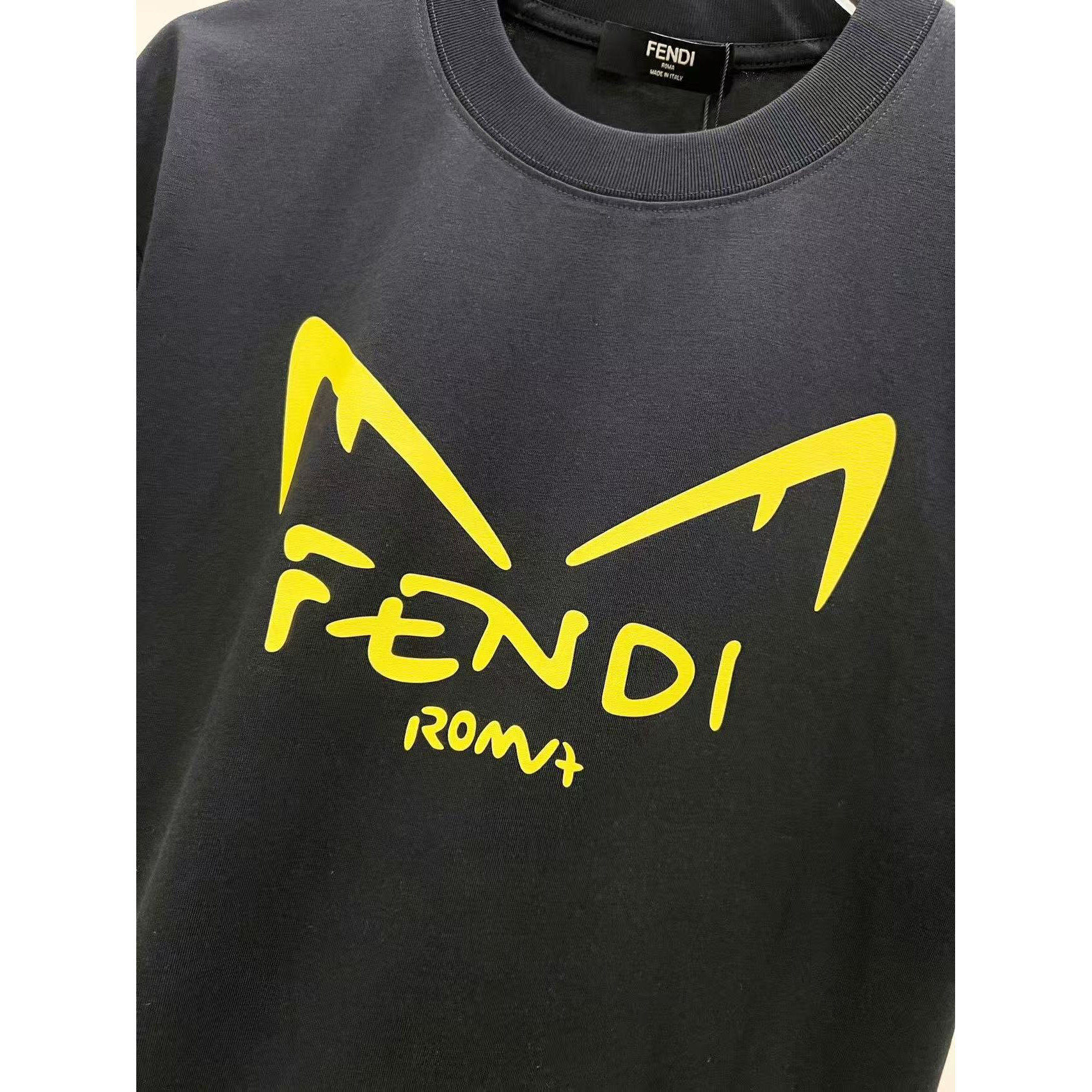 <p>FENDI 小怪兽眼睛字母印花短袖T恤(黑)&nbsp;</p>