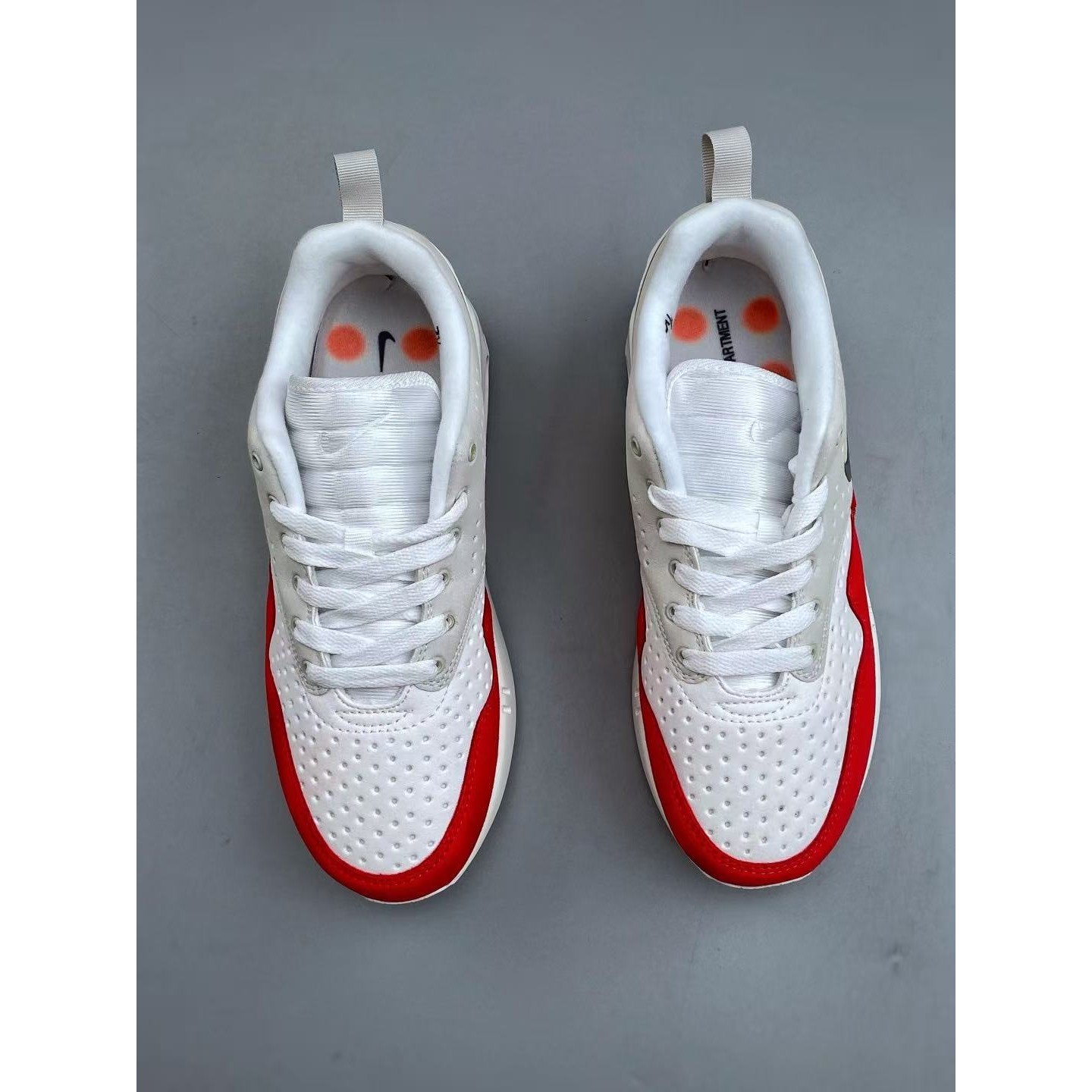 <p>NIKE AIR MAX 气垫复古跑步鞋(白紅)</p>