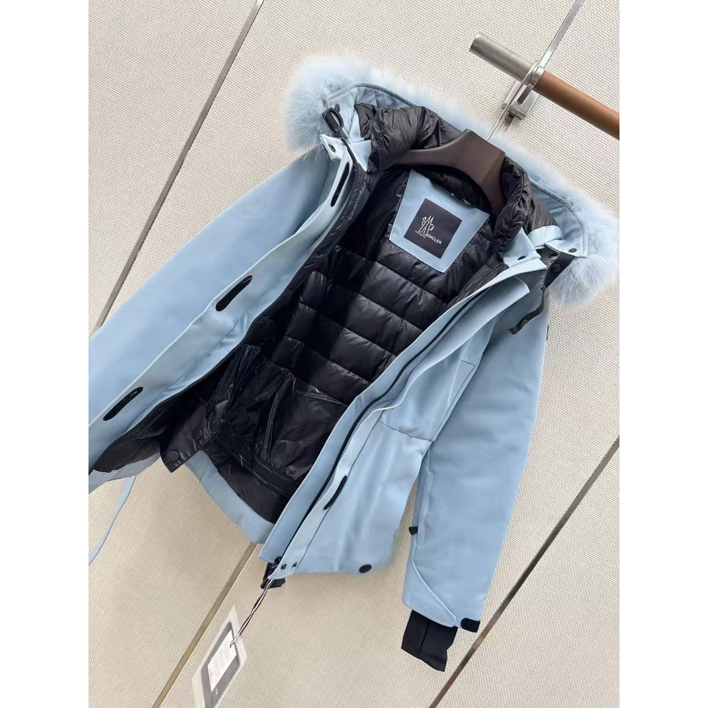 <p>MONCLER 经典Celac短款收腰羽绒滑雪服(天藍)</p>