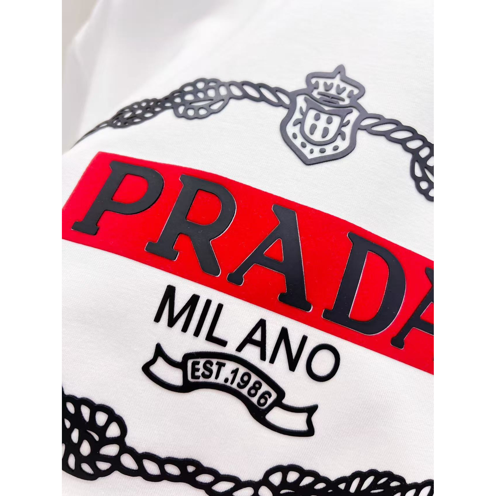 <p>PRADA 情侣休闲短袖T恤(白)</p>