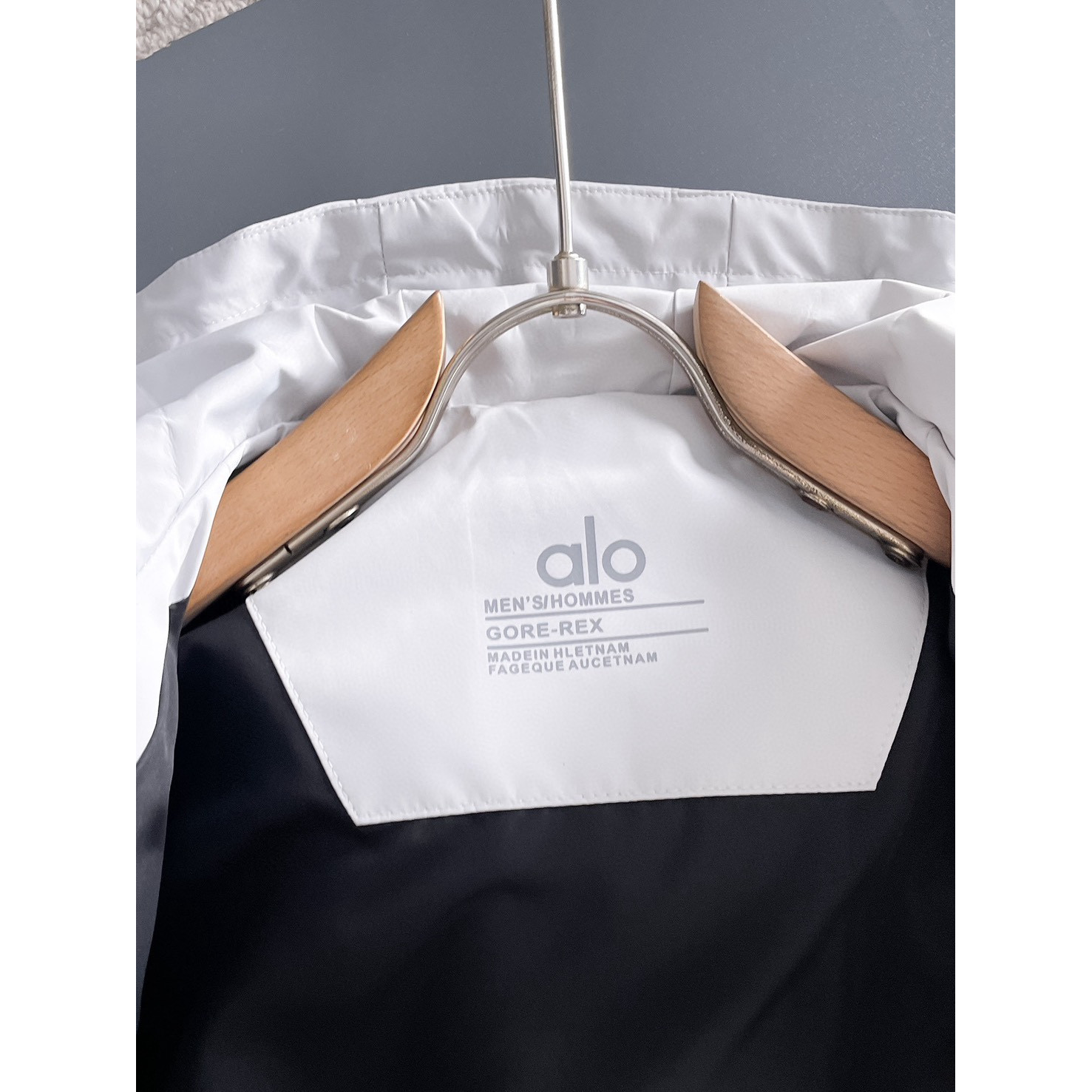 <p>ALO&nbsp;男士夹克外套(白)</p>