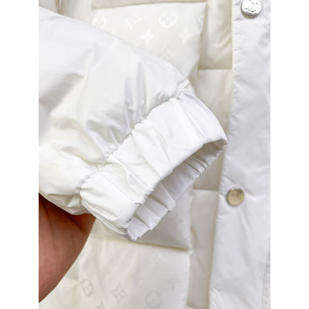 <p>LV 官网款新款羽绒服(白)</p>