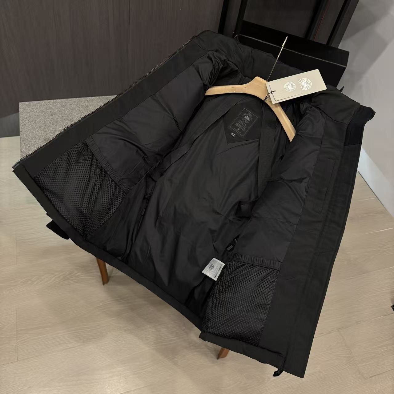 <p>Canada Goose Chelse*派克大衣羽绒服(黑色黑標)</p>