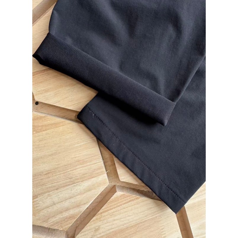 <p>DESCENTE 鬆緊帶休閒長褲</p>