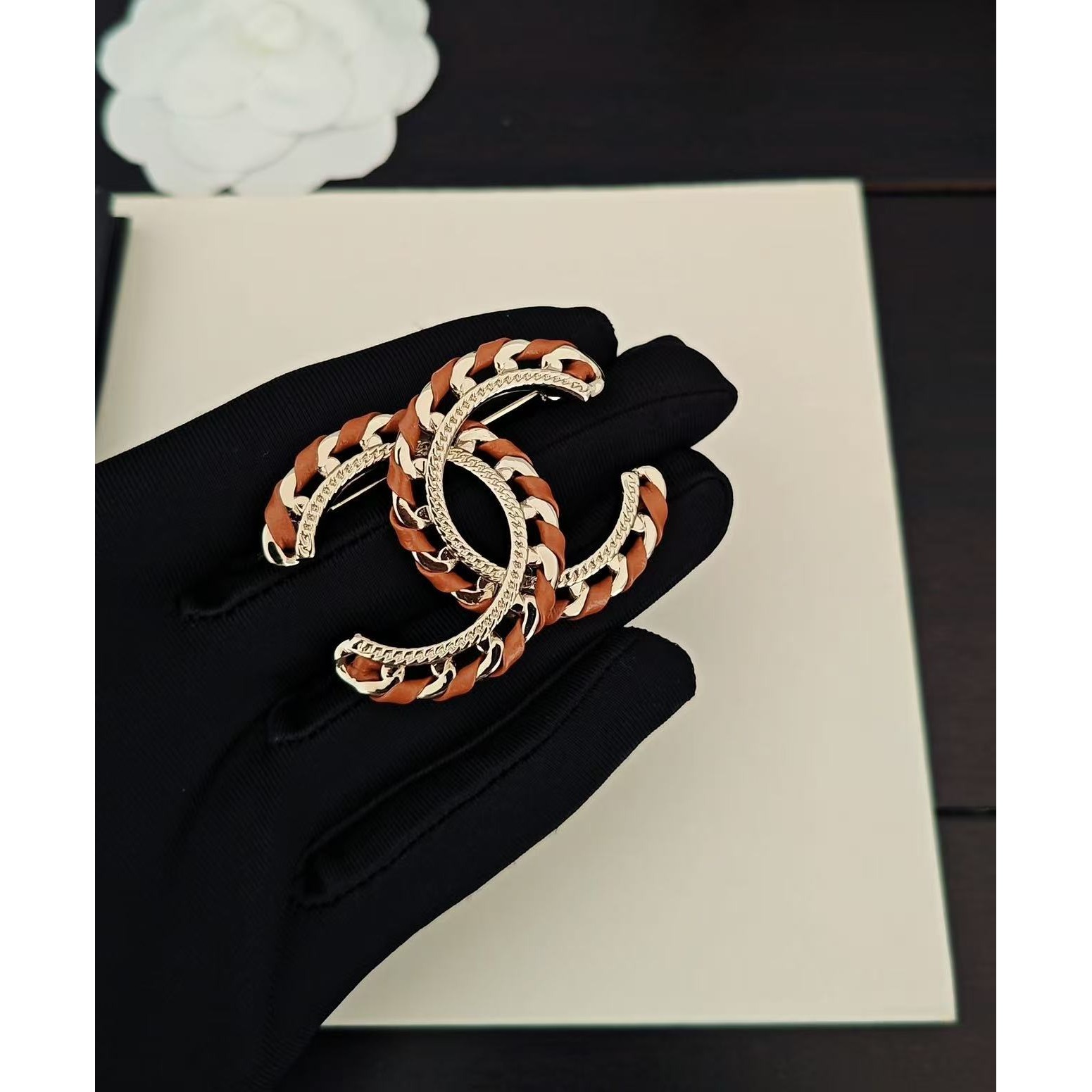 <p>CHANEL&nbsp;CHANEL&nbsp;镂空黑皮cc胸针</p>