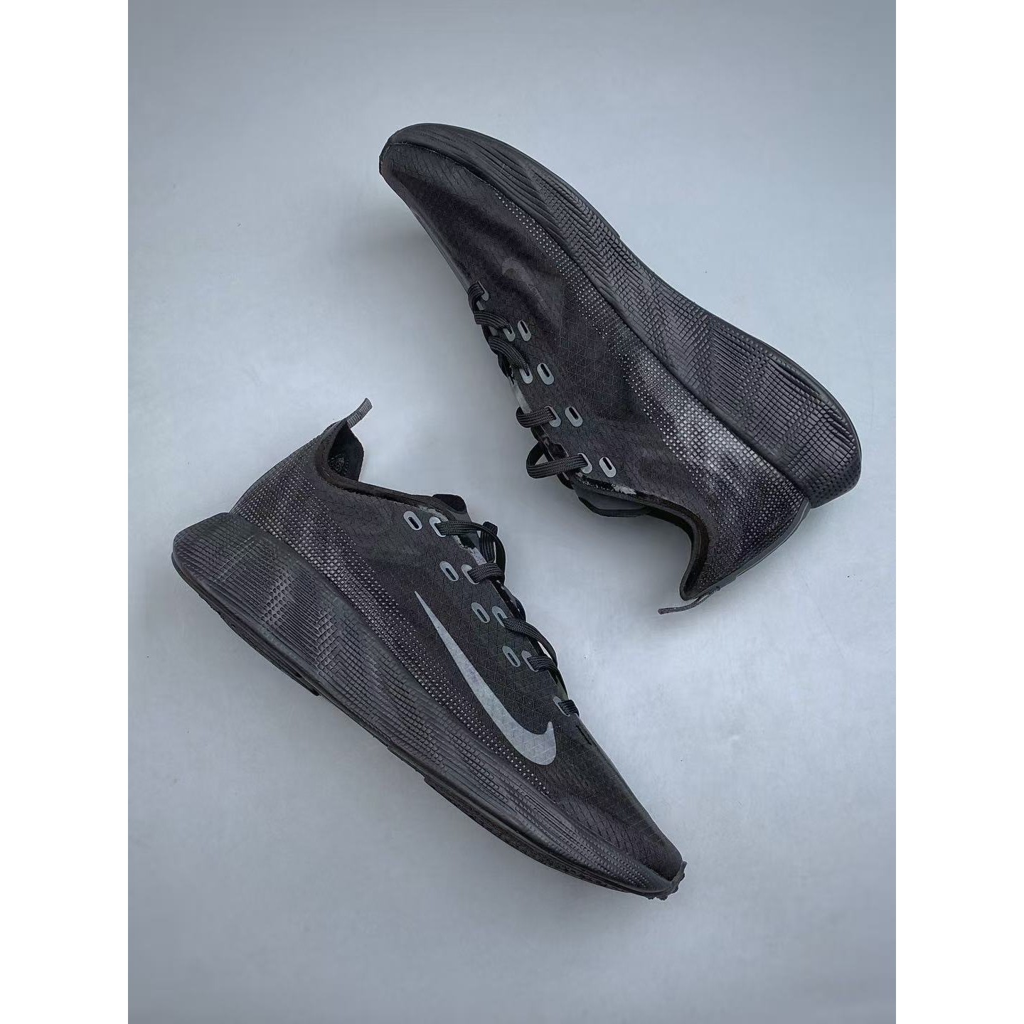 <p>Nike AVA X 透气支撑跑步鞋(黑灰)</p>