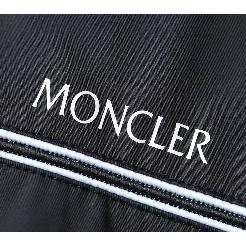 <p>MONCLER&nbsp;男士夹克外套(800856)</p>