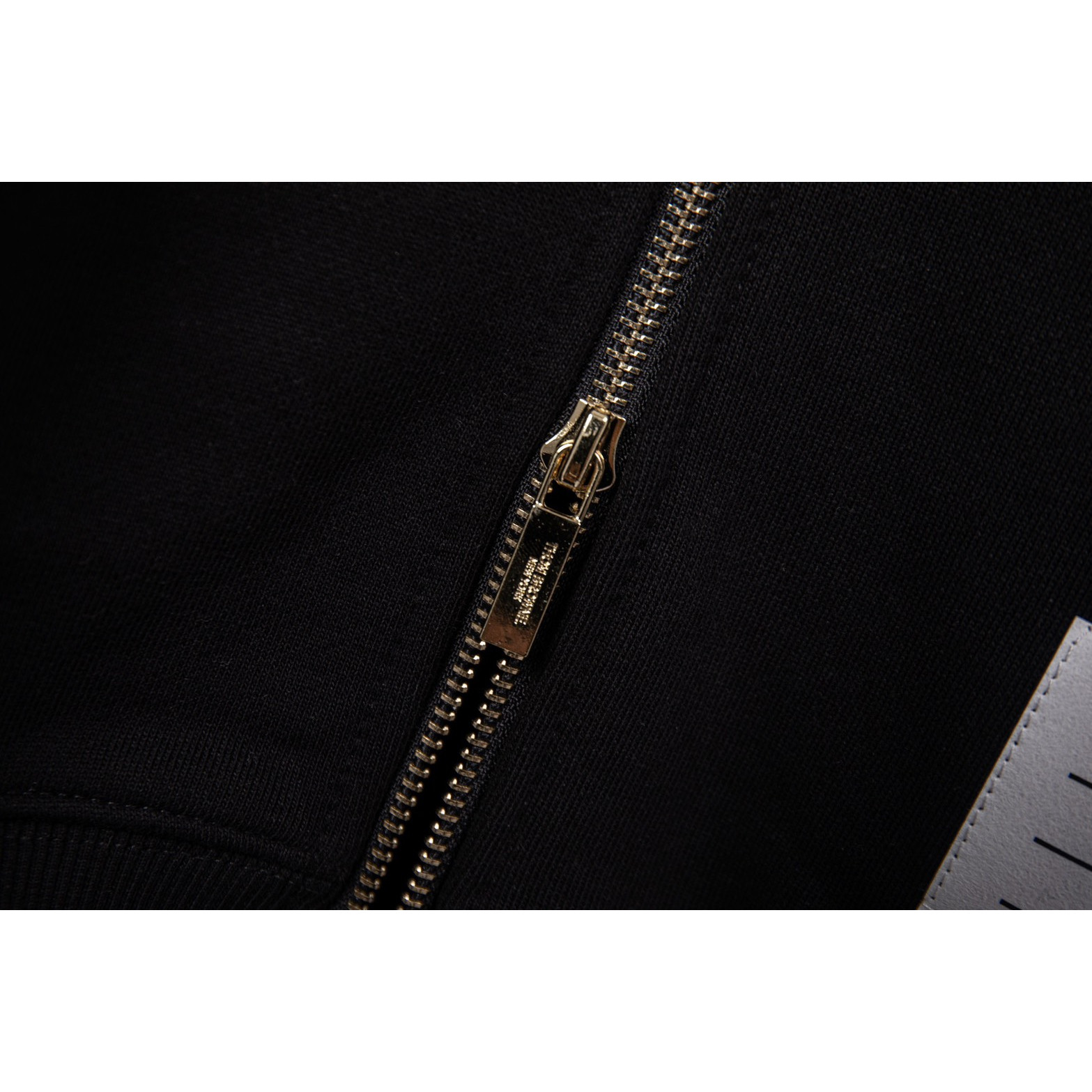 <p>Thom Browne&nbsp;连帽抽绳外套(黑DZ16)</p>