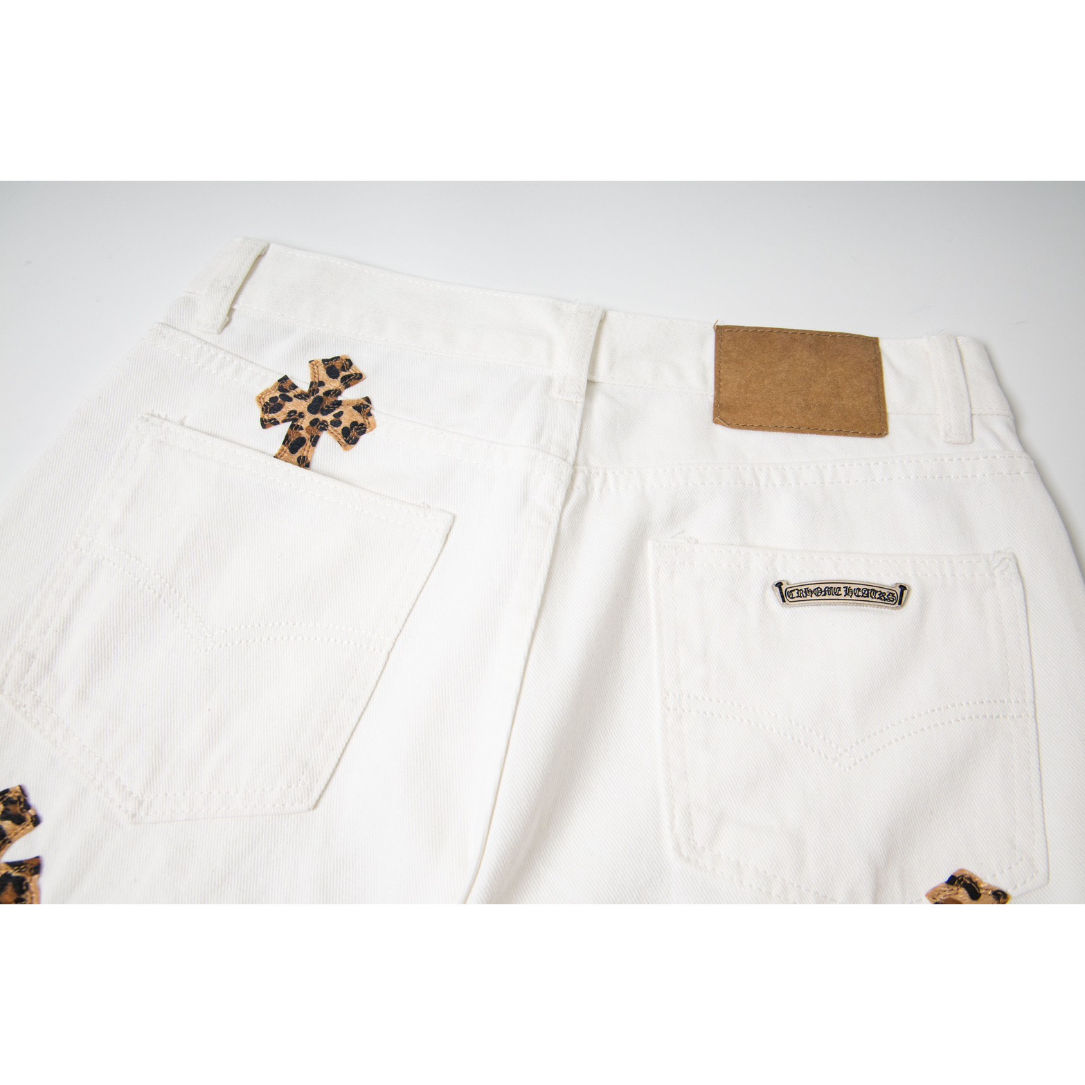 <p>CHROME HEARTS 白底拼豹纹中古涂鸦绘画高街牛仔裤(1782#)</p>