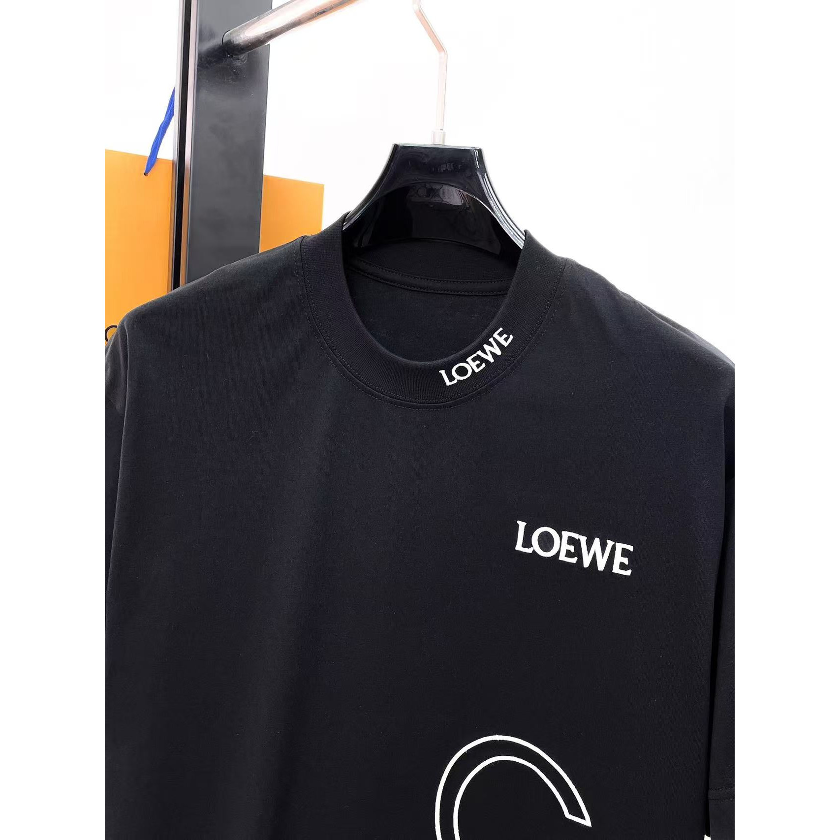 <p>LOEWE&nbsp;专柜新款短袖T恤(黑)</p>