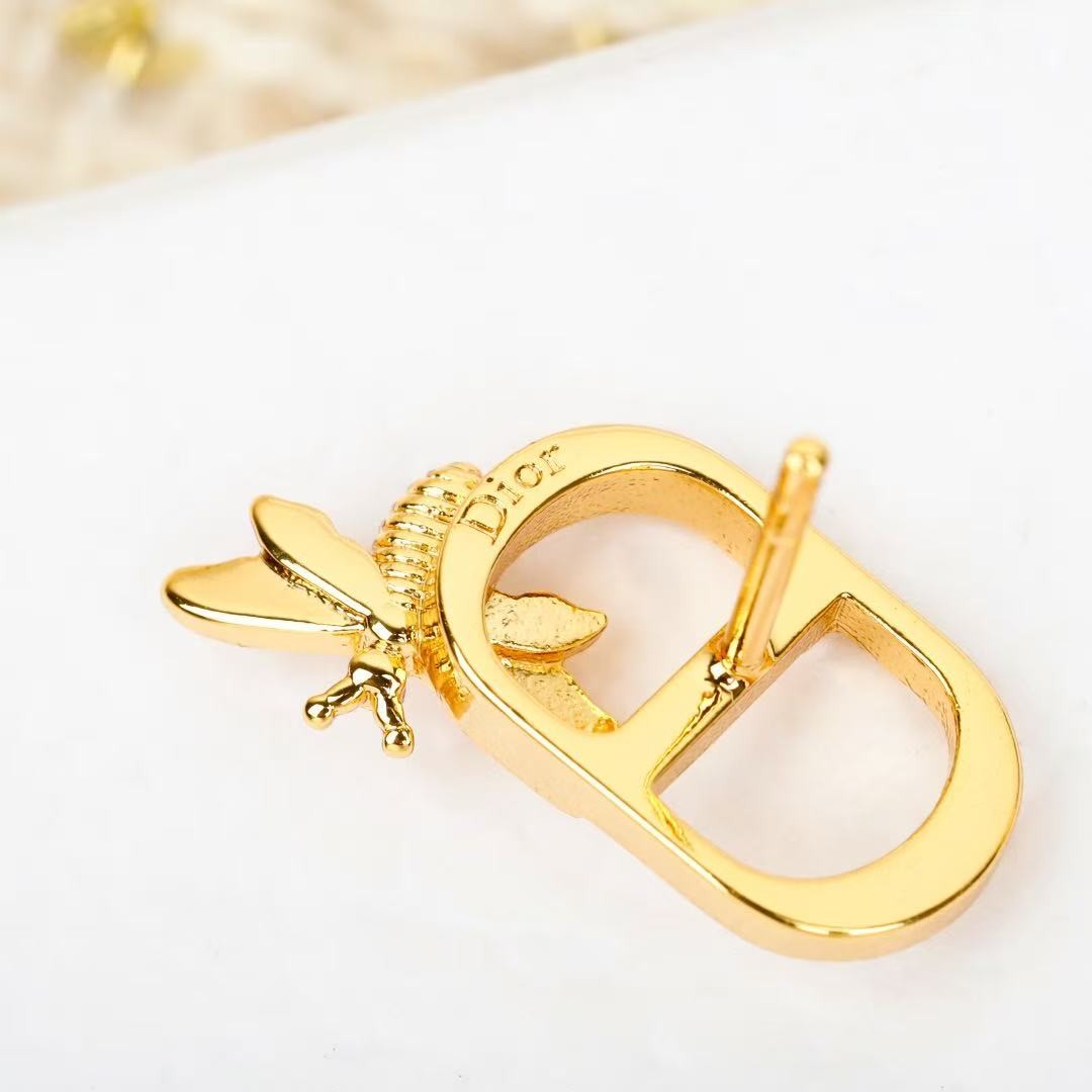 <p>DIOR&nbsp;蜜蜂耳钉</p>