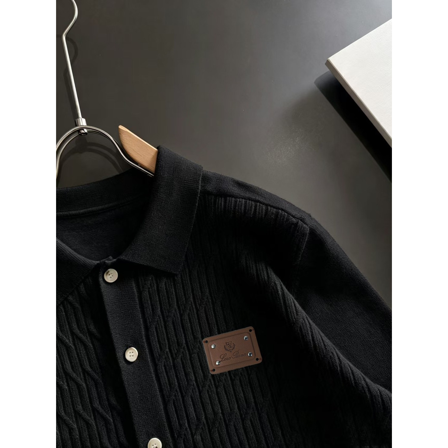 <p>Loro Piana 男士翻领针织外套(黑)</p>