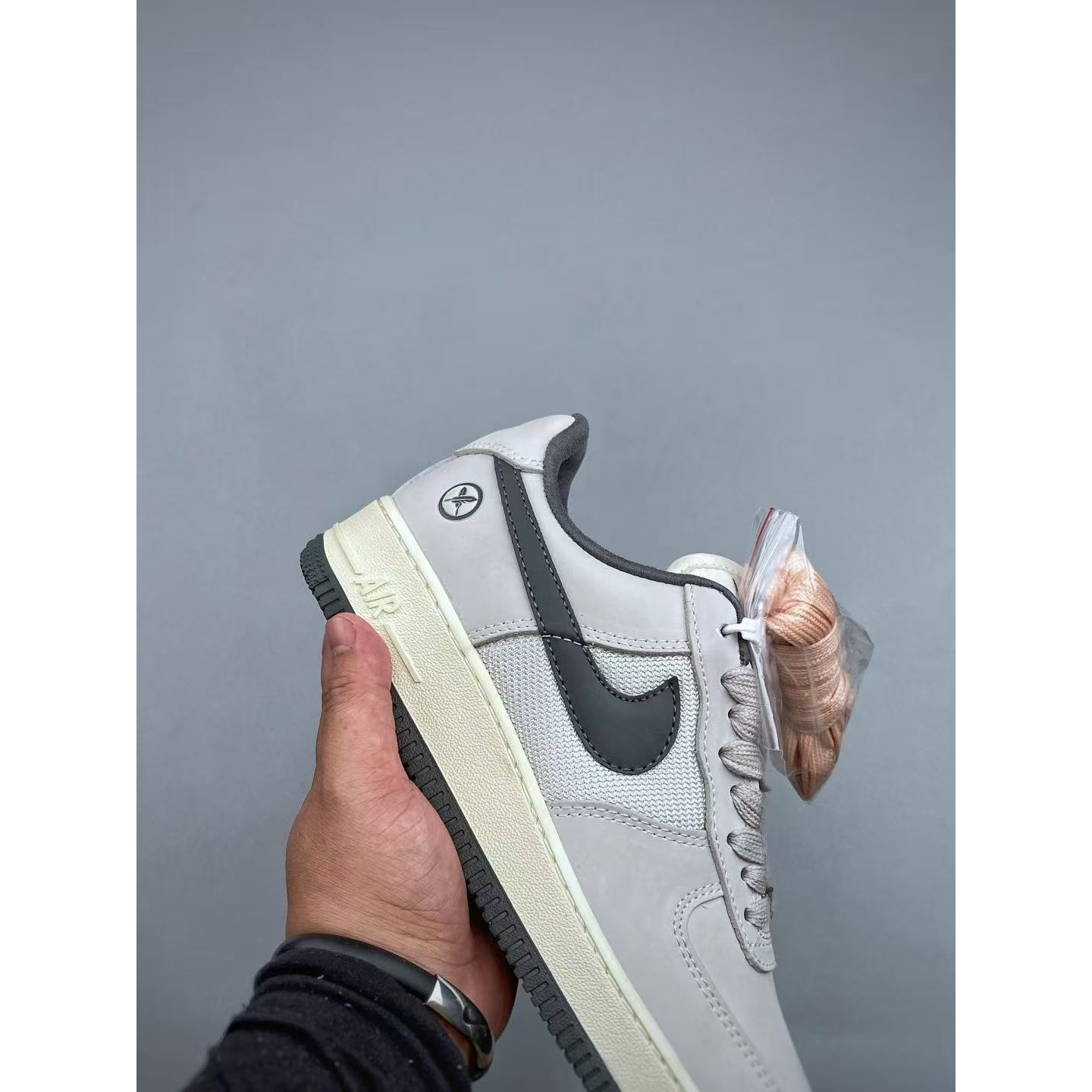 <p>NIKE AIR FORCE 1 LOW&nbsp; 休闲鞋(灰)&nbsp;</p>