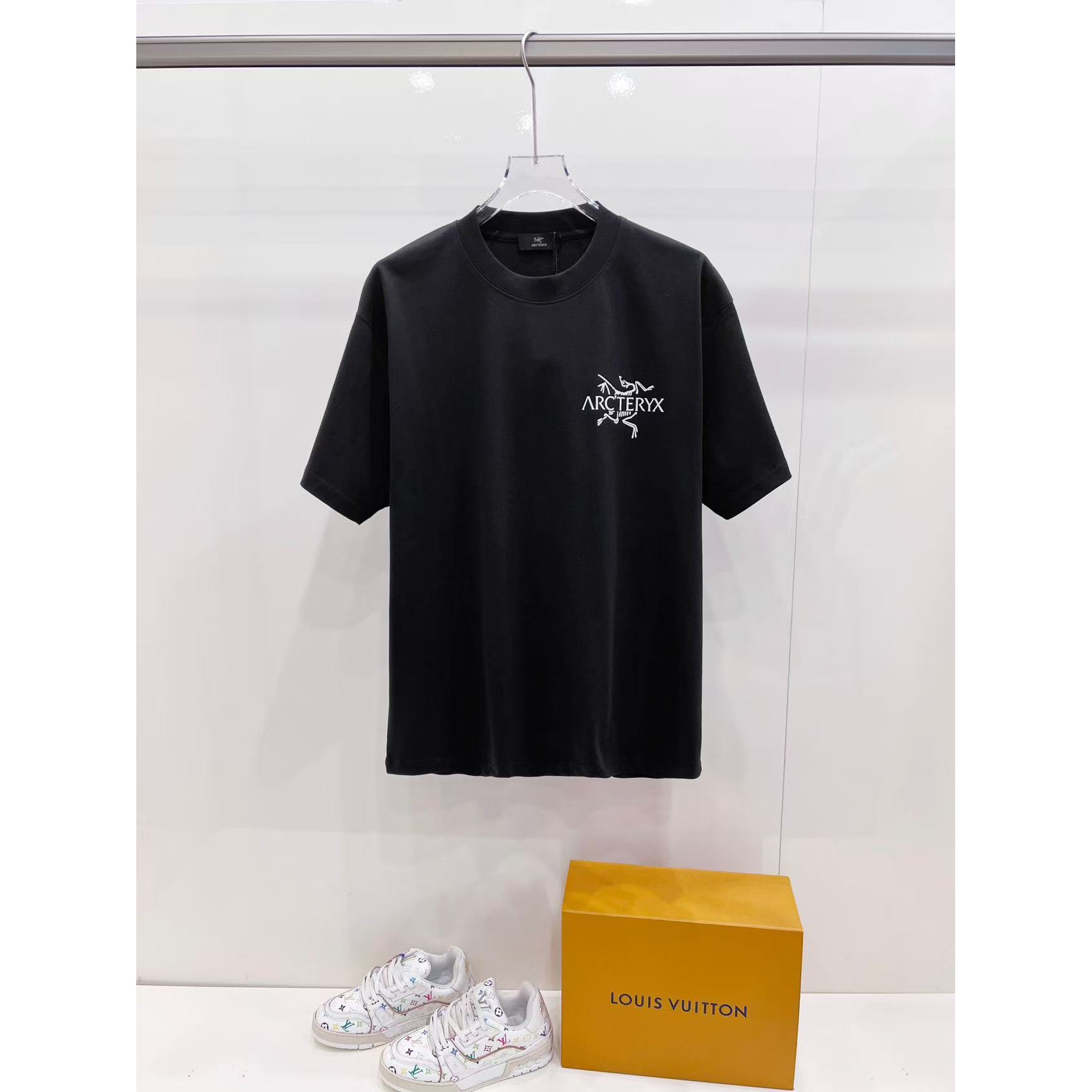 <p>Arc'teryx 短袖T恤(黑)&nbsp;</p>