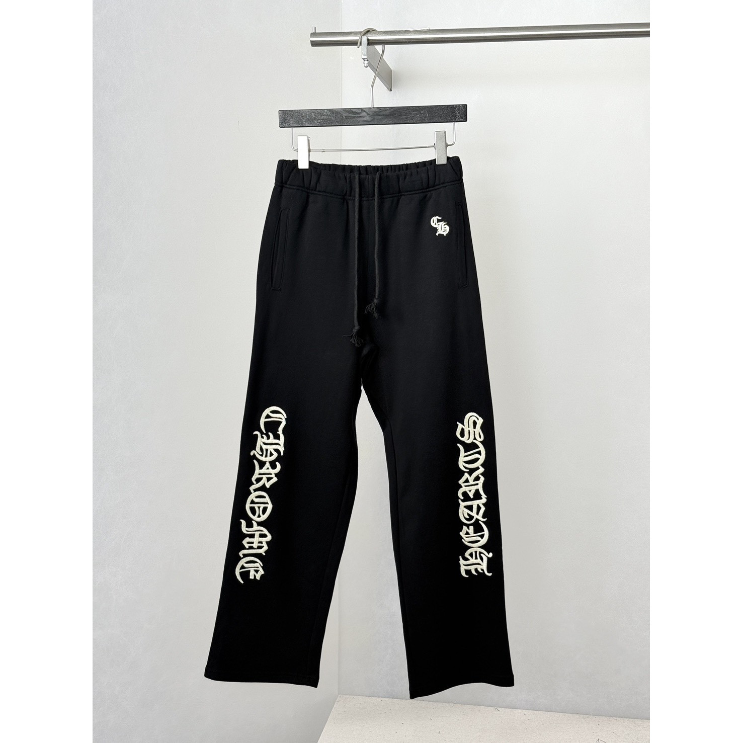 <p>CHROME HEARTS 梵文字母刺绣長裤</p>