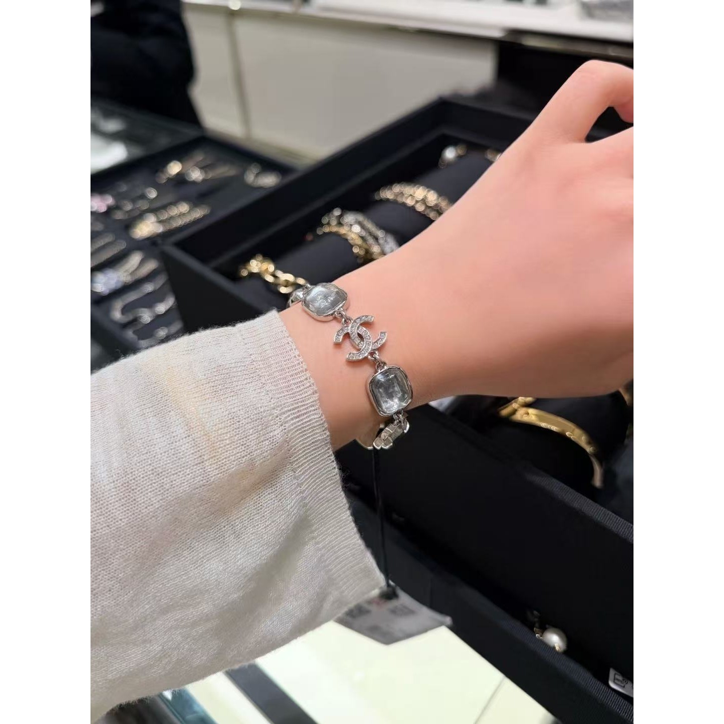 <p>CHANEL 银色方糖透明水晶双C手链</p>
