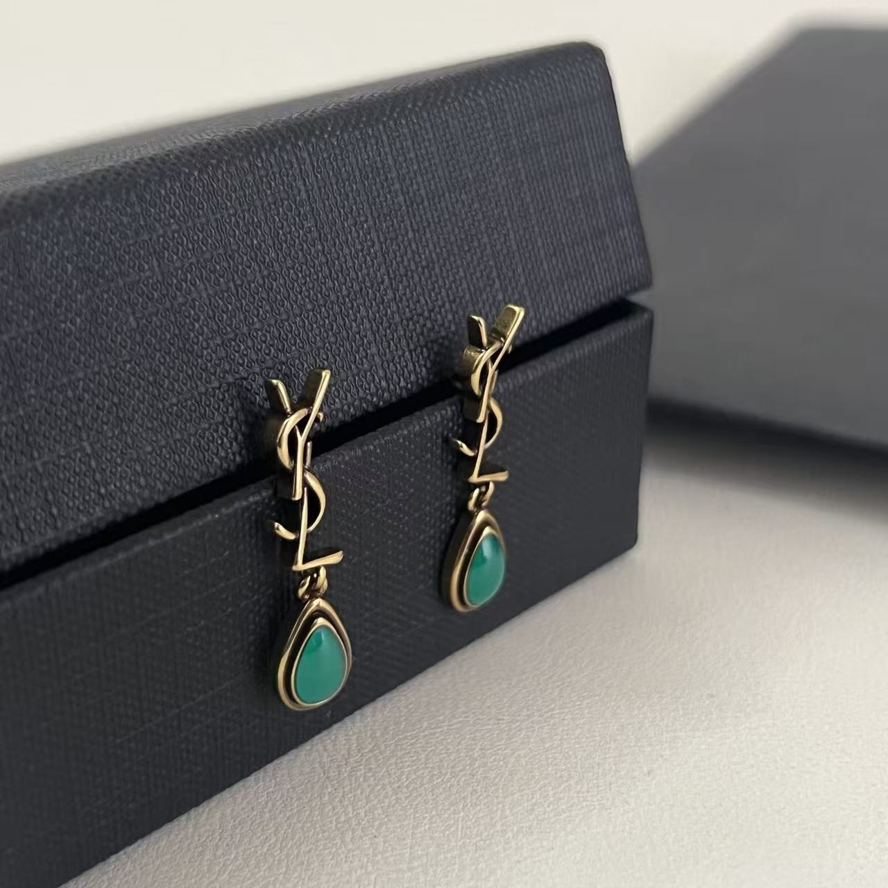 <p>YSL&nbsp;耳钉</p>