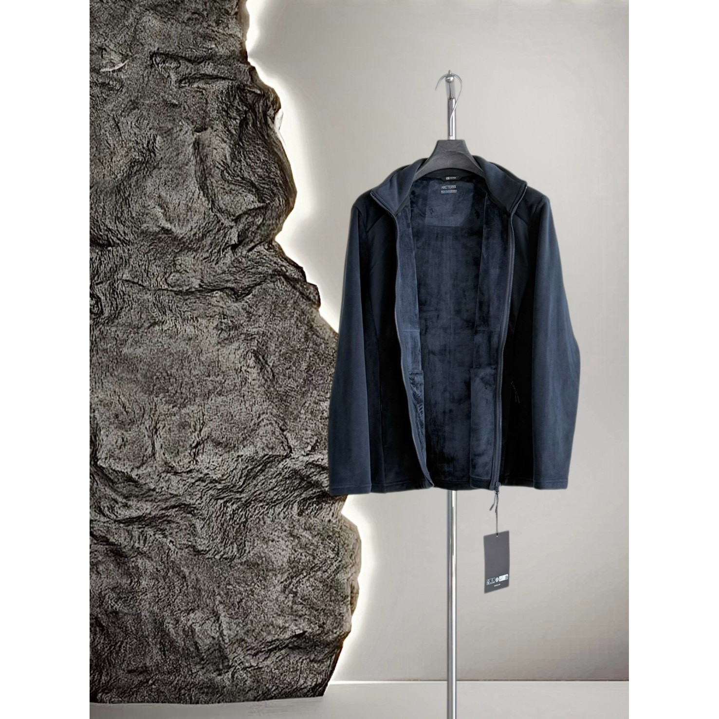 <p>Arc'teryx 手抓绒款外套(藏青)</p>
