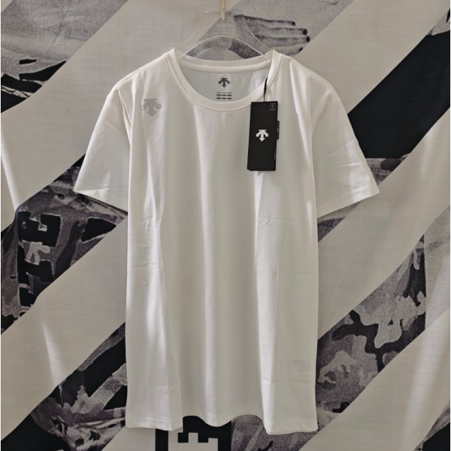 <p>DESCENTE 反光銀LOGO速乾短袖T恤(白)</p>