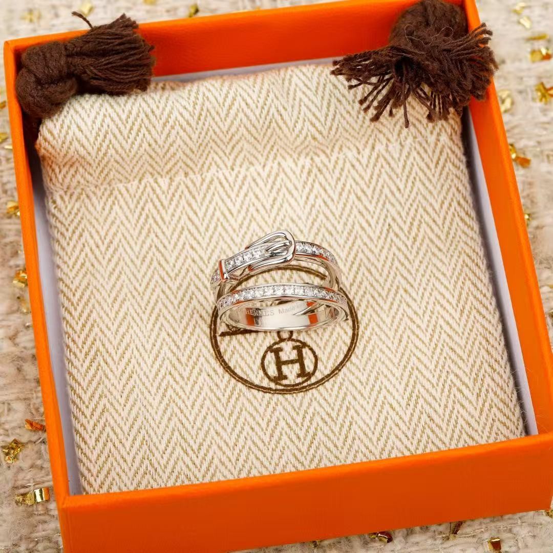 <p>HERMES&nbsp; 双圈戒指</p>