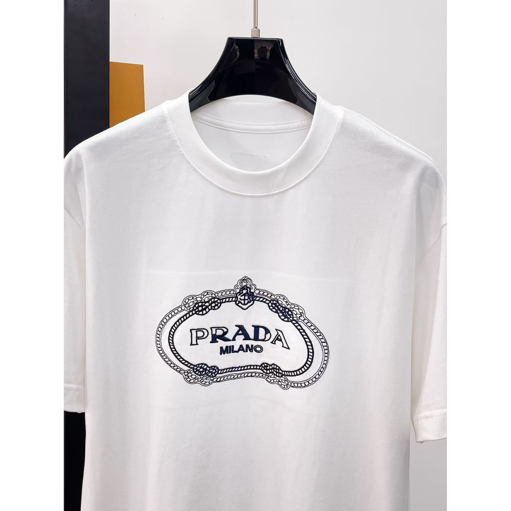 <p>PRADA 专柜新款短袖T恤(白)</p>