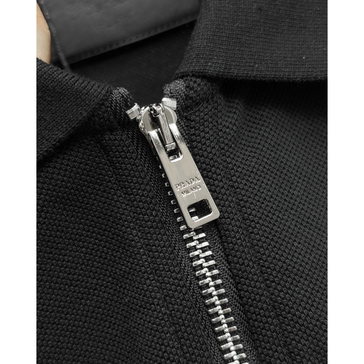 <p>PRADA&nbsp;短袖翻领polo衫(黑)</p>
