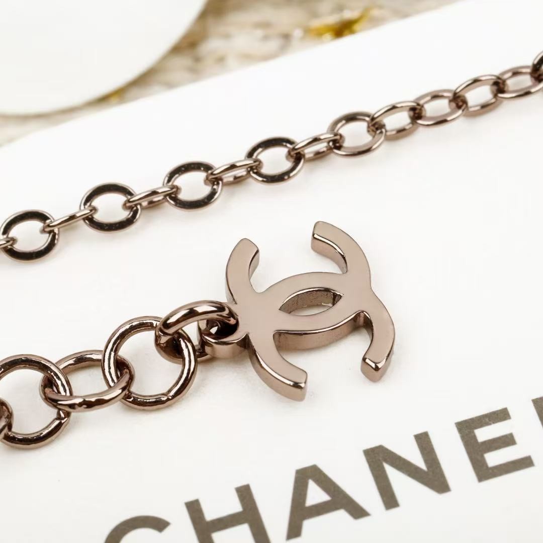 <p>CHANEL&nbsp;粉色珐琅毛衣链</p>