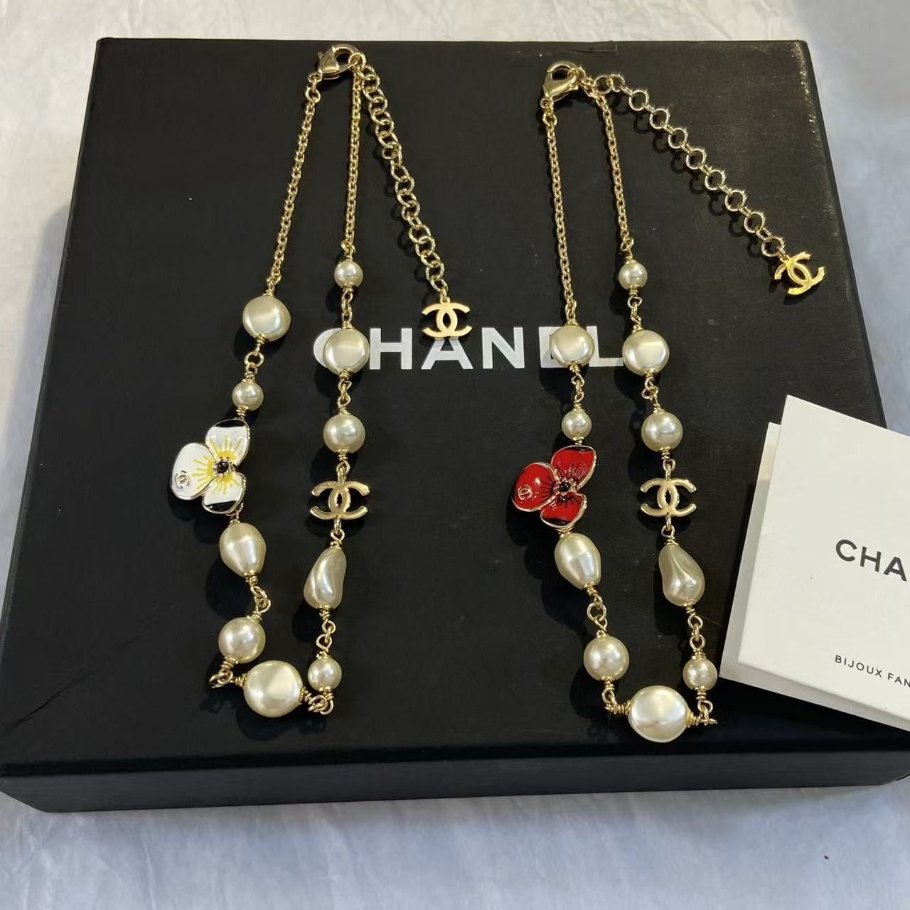 <p>CHANEL 三色堇珠流苏项链</p>