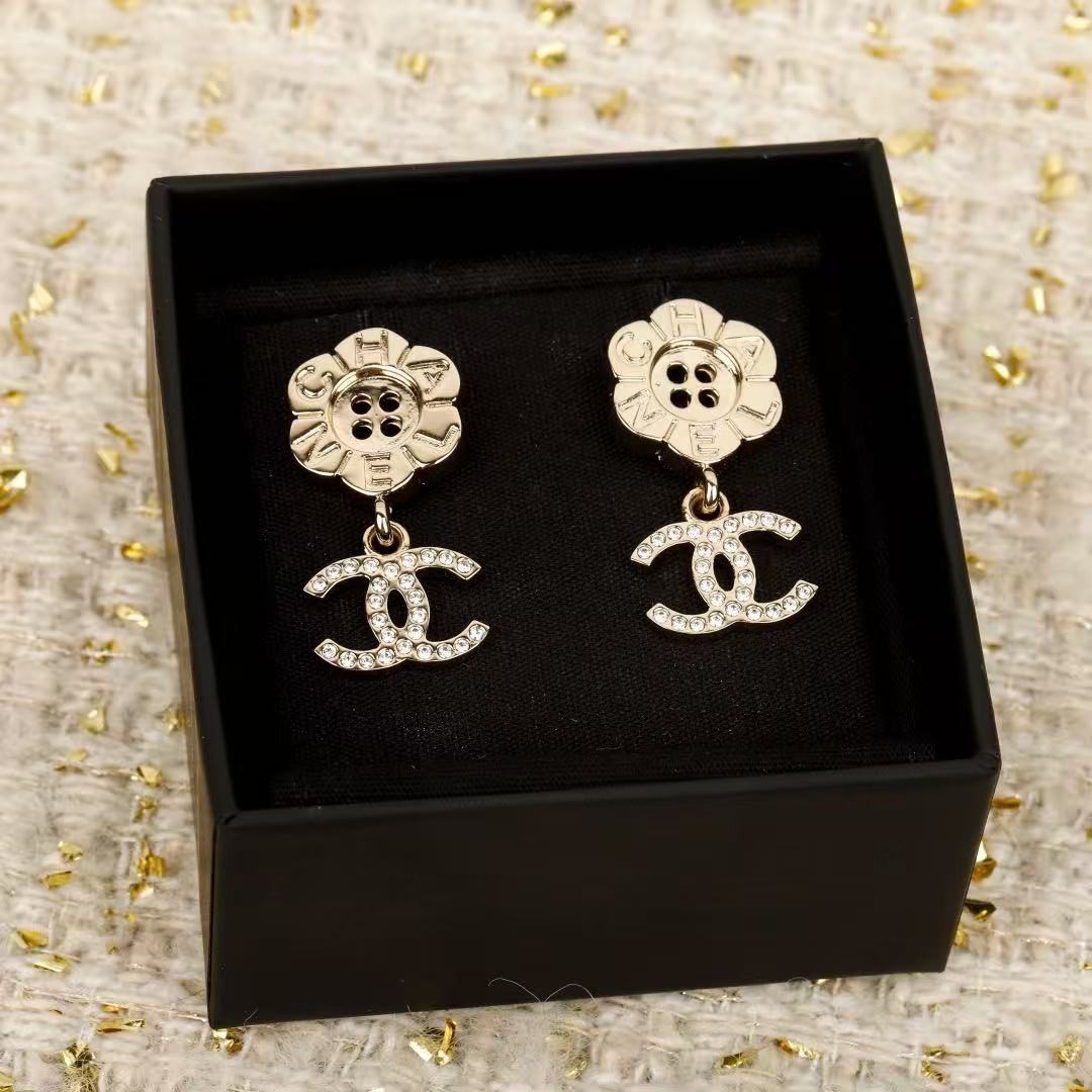 <p>CHANEL&nbsp;满钻双c纽扣花朵耳环</p>