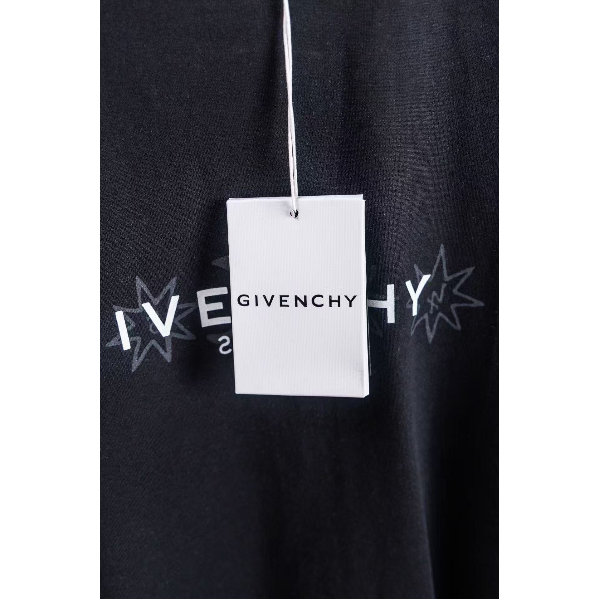 <p>GIVENCHY 塔罗牌星星印花短袖(黑)</p>