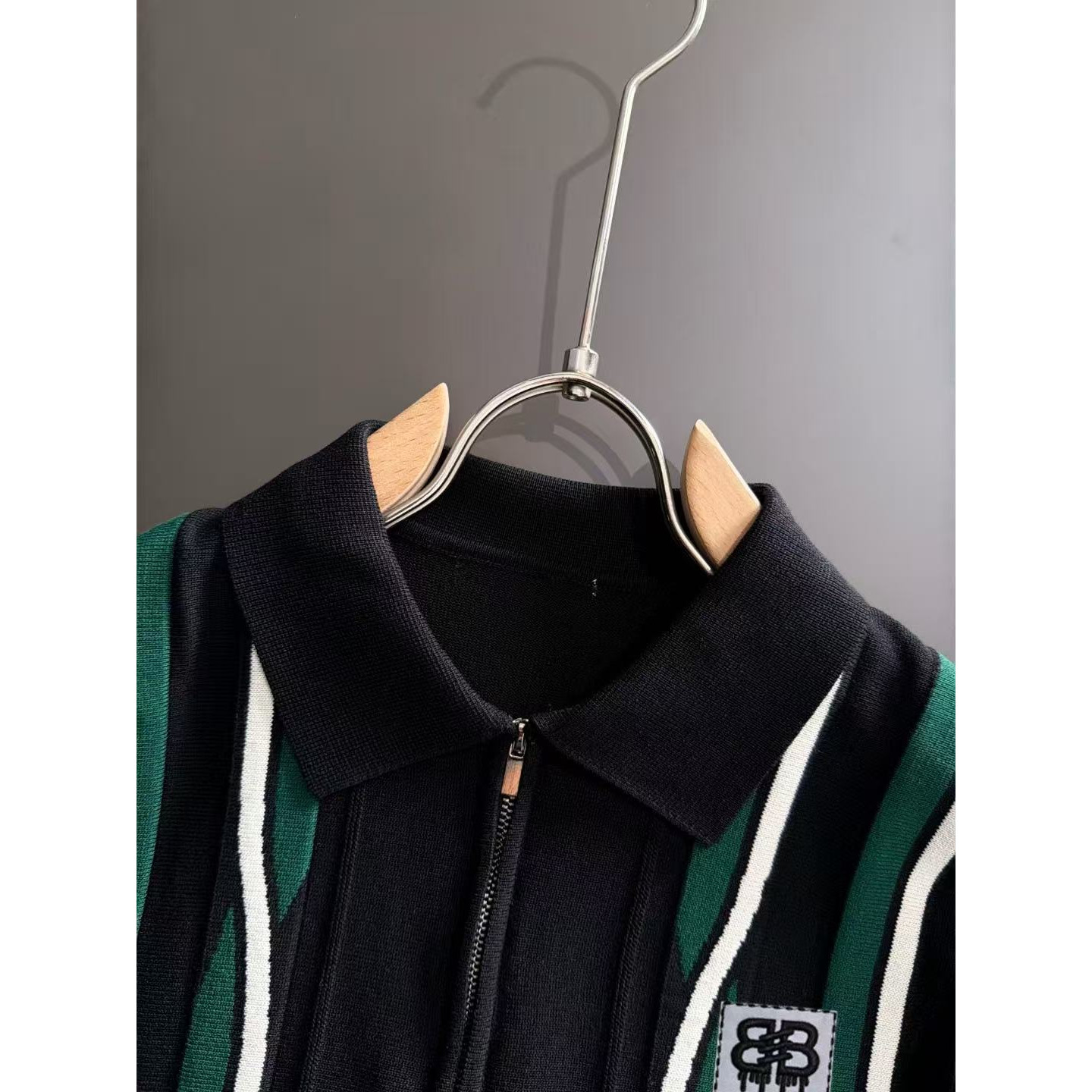 <p>Balenciaga 男款短袖T恤(786928)</p>