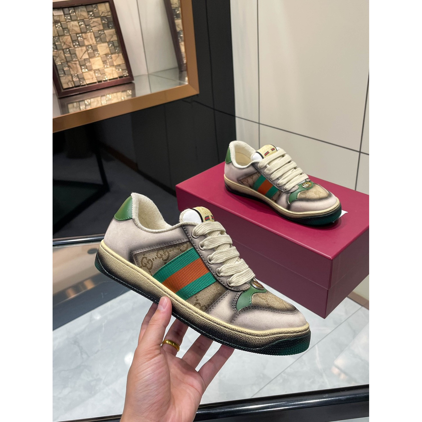 <p>GUCCI Screener系列运动鞋经典小脏鞋 (女款)</p>