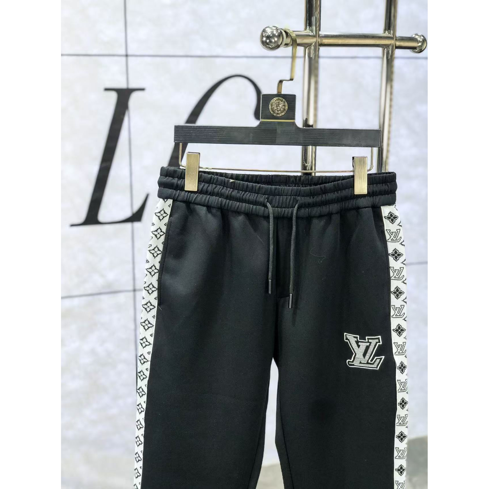 <p>LV&nbsp;高品质时尚休闲裤(782942)</p>