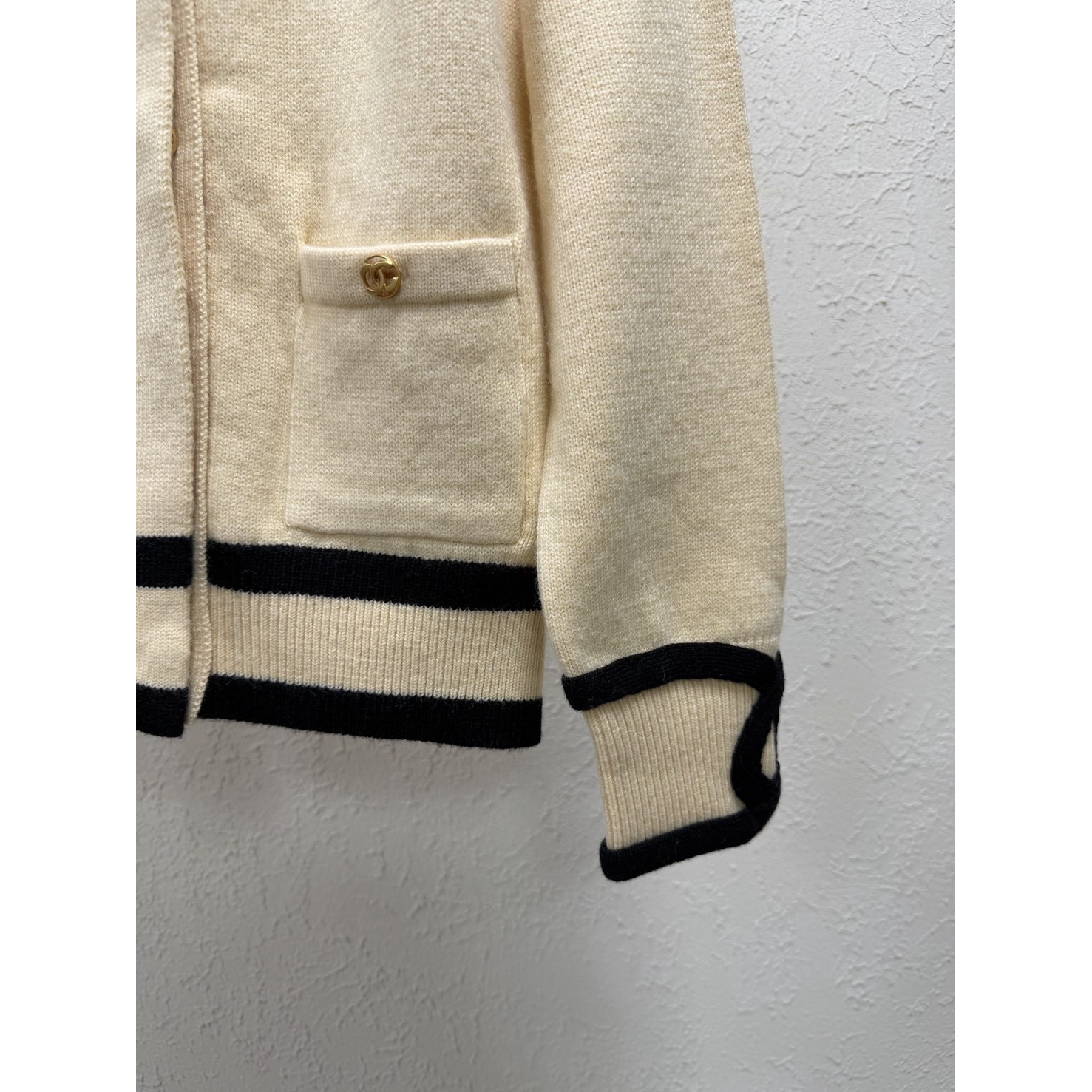 <p>Chanel 羊绒针织开衫(卡其)</p>