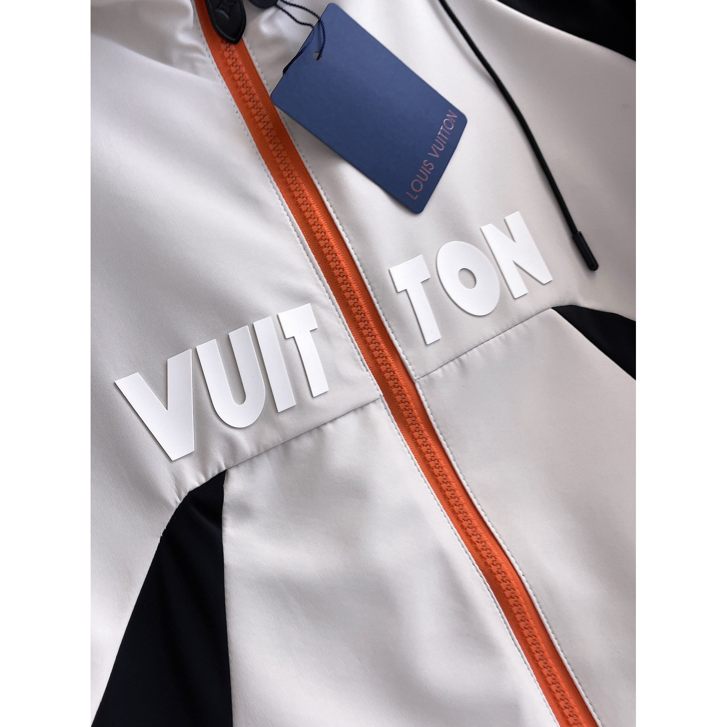 <p>LV 男士夹克外套(黑)</p>