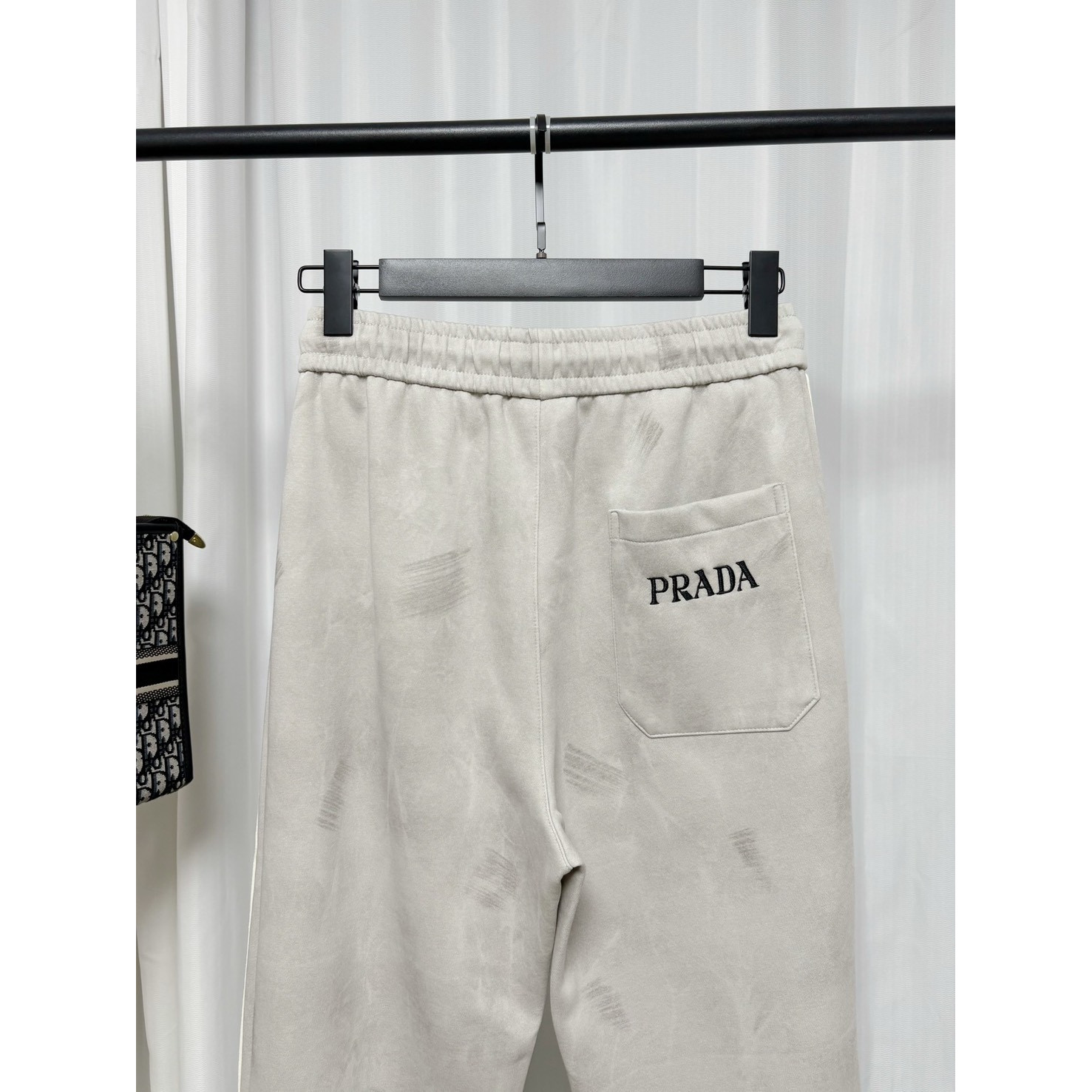 <p>&nbsp;Prada 休闲长裤(灰)</p>