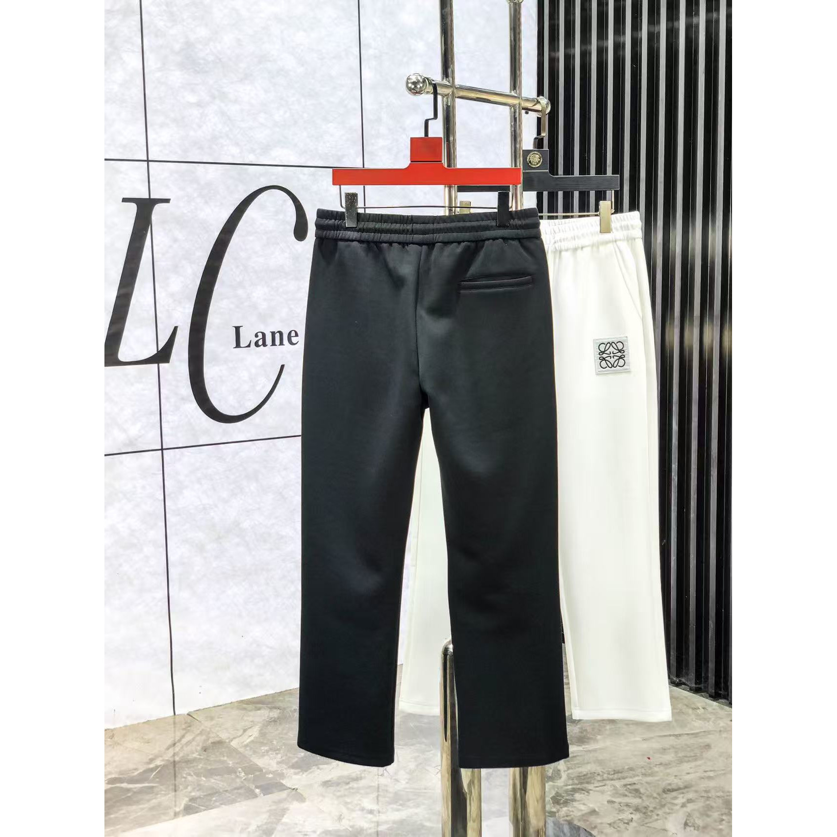 <p>LOEWE&nbsp;高品质时尚休闲裤(782974)</p>