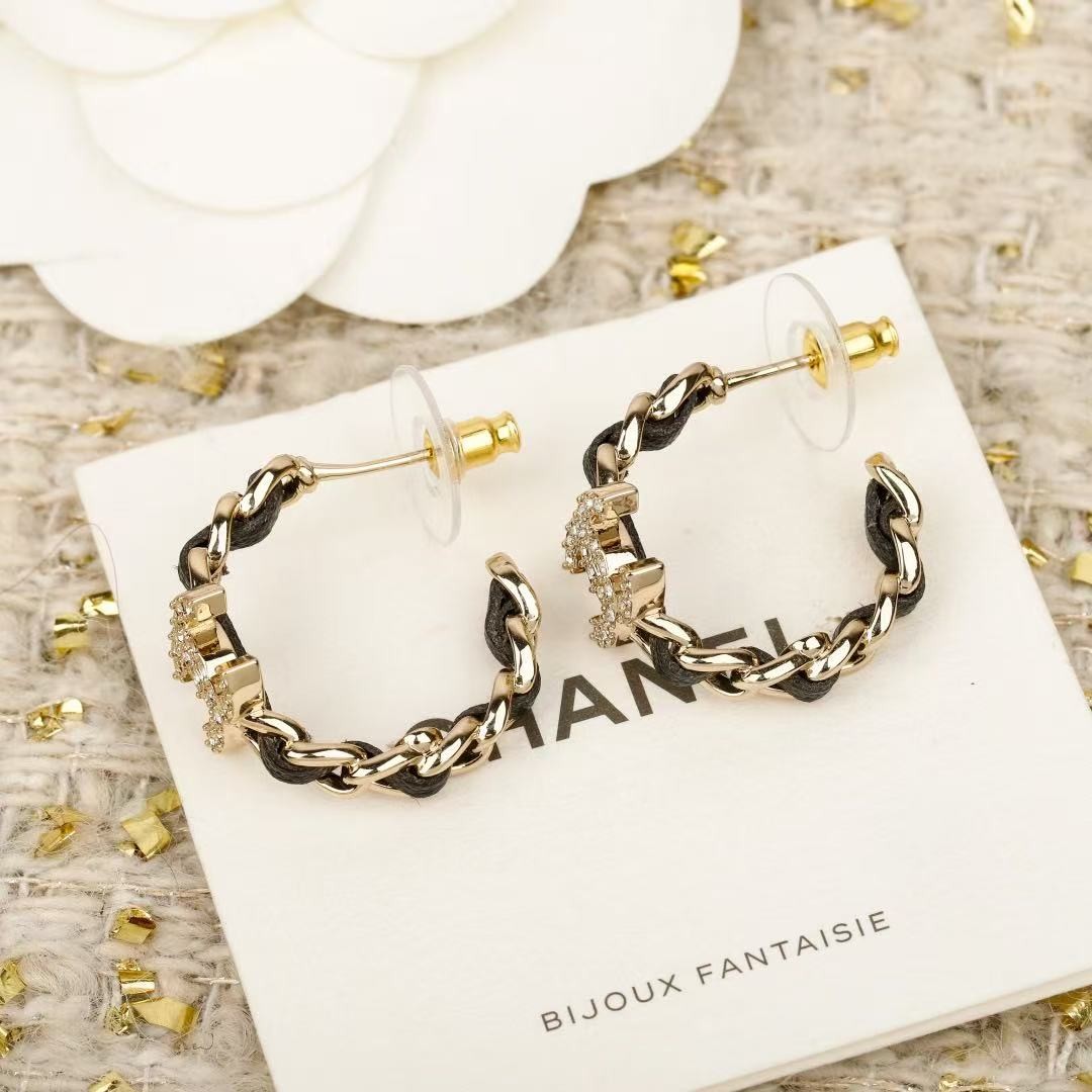<p>CHANEL&nbsp;穿皮双c耳圈</p>