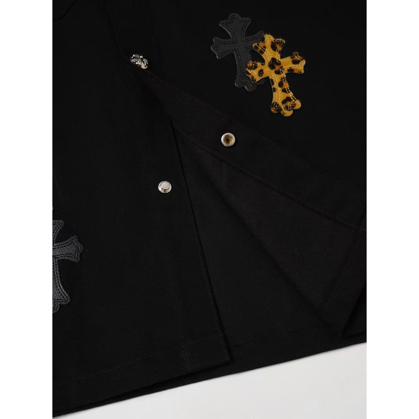 <p>CHROME HEARTS 十字架工装牛仔外套(黑)<br />
&nbsp;</p>