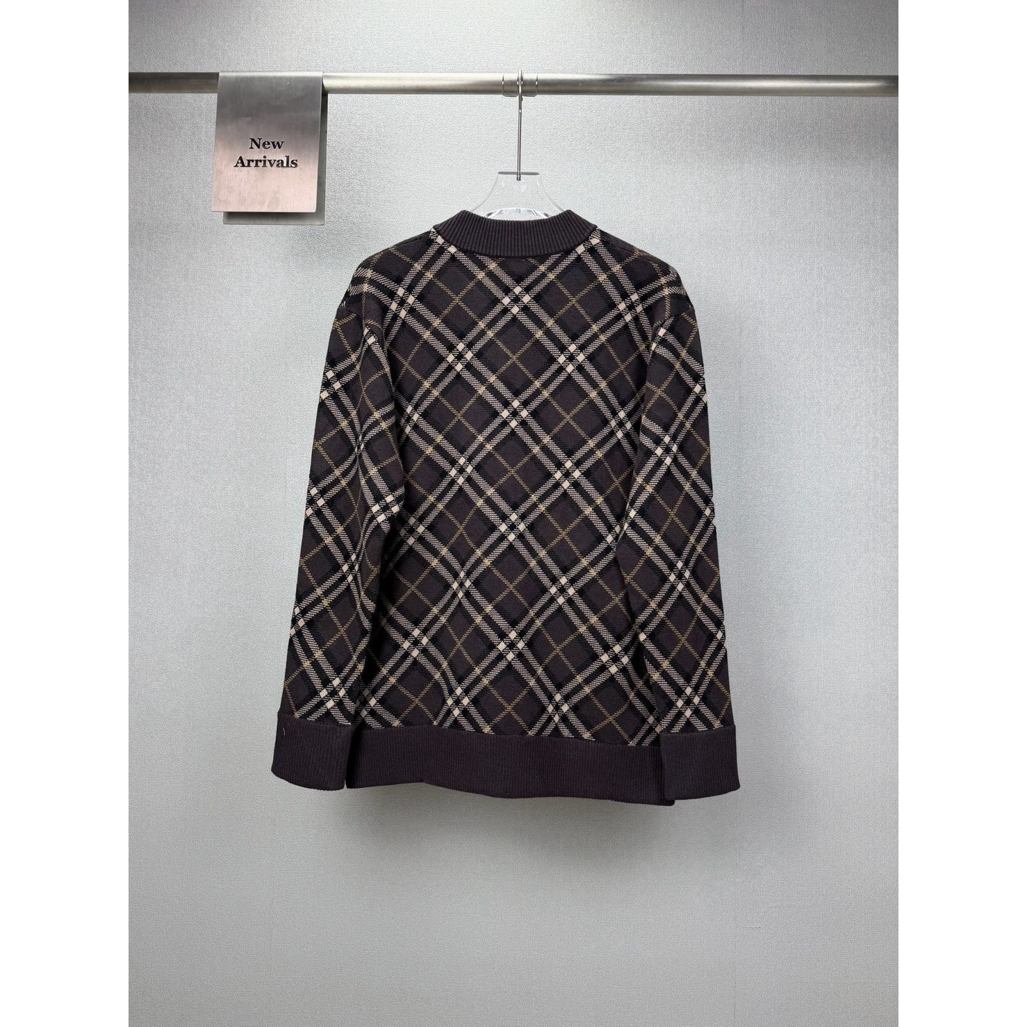 <p>BURBERRY 菱形格嵌花情侣款拉链针织开衫外套(棕色)</p>