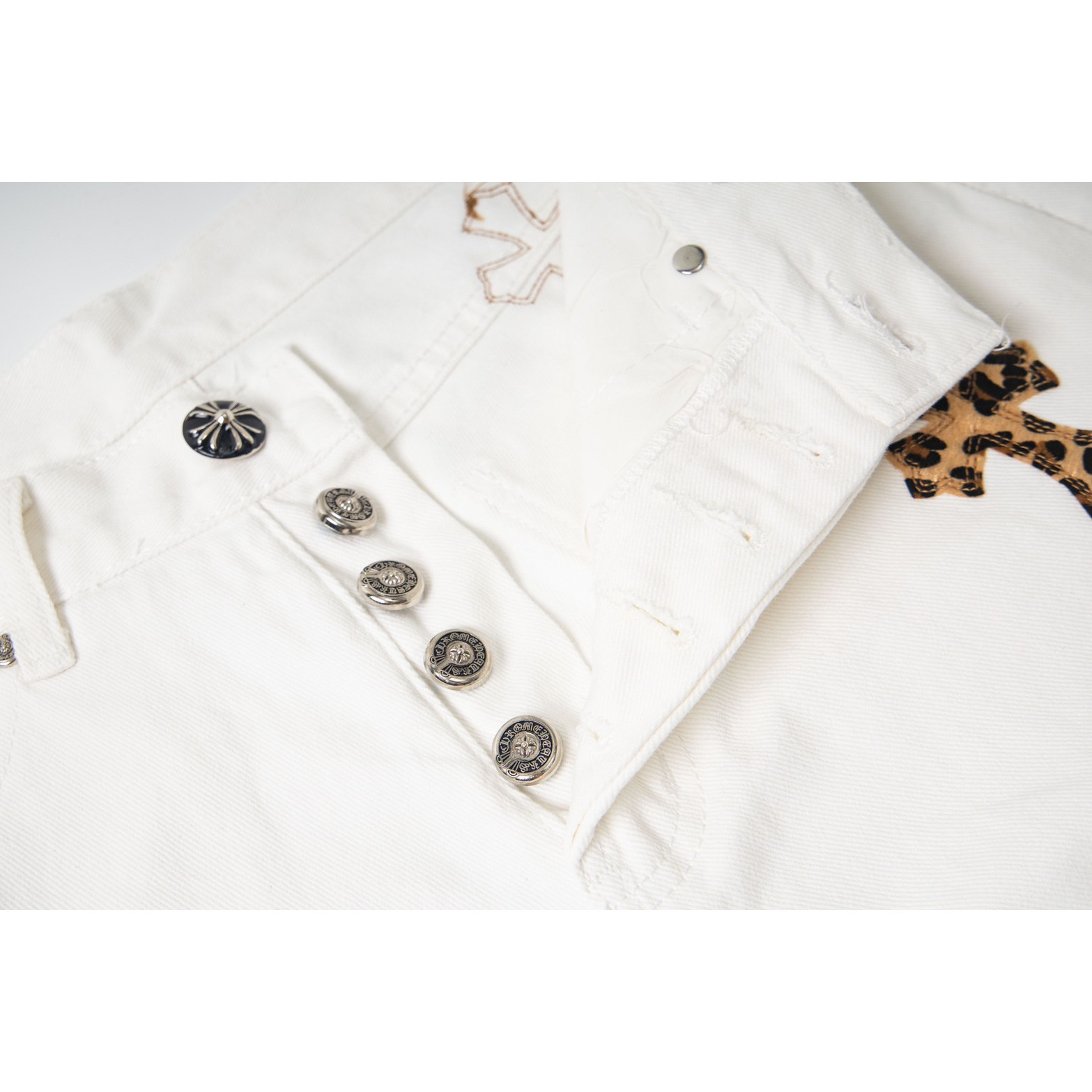 <p>CHROME HEARTS 白底拼豹纹中古涂鸦绘画高街牛仔裤(1782#)</p>